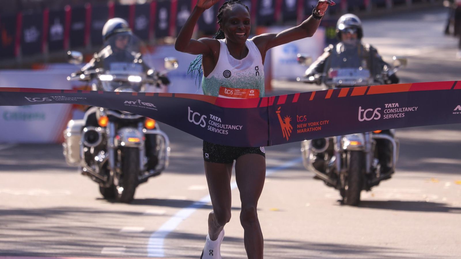 Hellen Obiri, primera mujer en meta del Maratón de Nueva York.