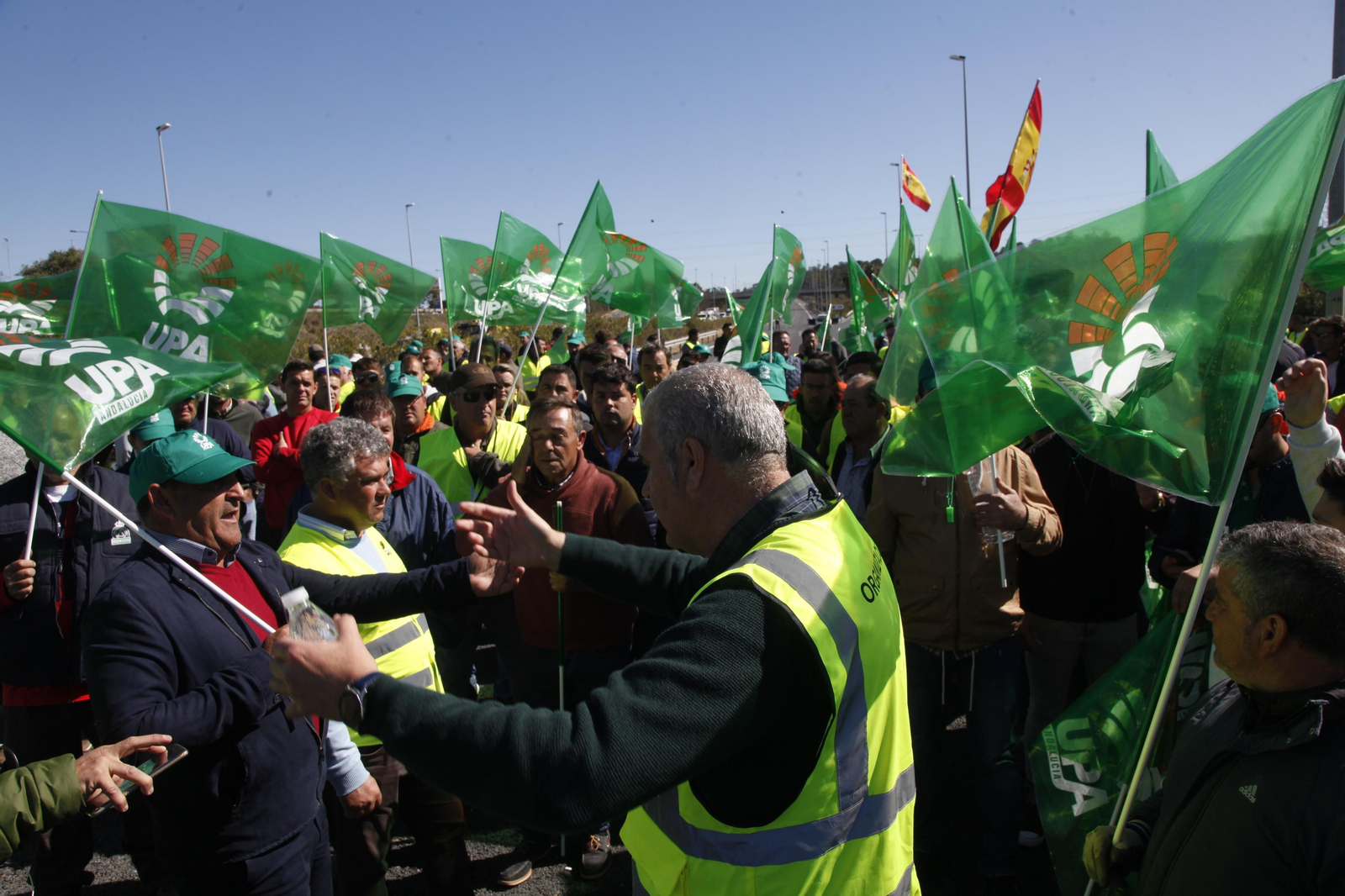Imágenes de la manifestación de agricultores en el Puente Internacional del Guadiana
