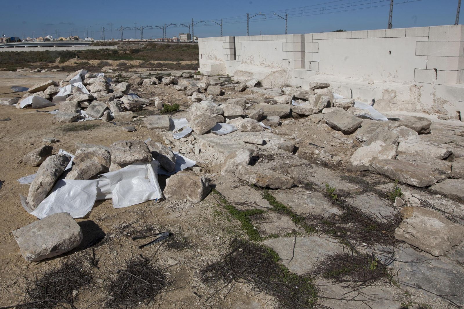Restos de la solería esparcidos junto a la batería del Sitio Histórico del Puente Zuazo que ha sido dañada.