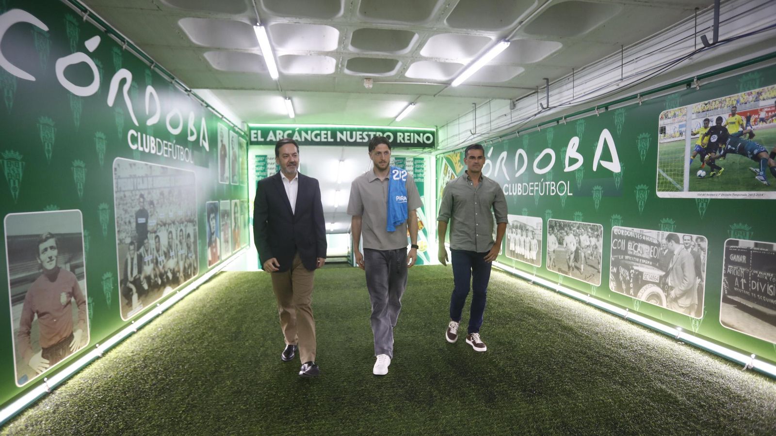 Carlos Marín posa en zona mixta junto a Monterrubio y Juanito.