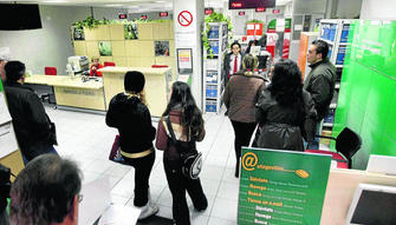 Las cifras del paro registrado no cuentan a los participantes en cursos de formación, ni a los afectados por expedientes de regulación de empleo, entre otros colectivos.