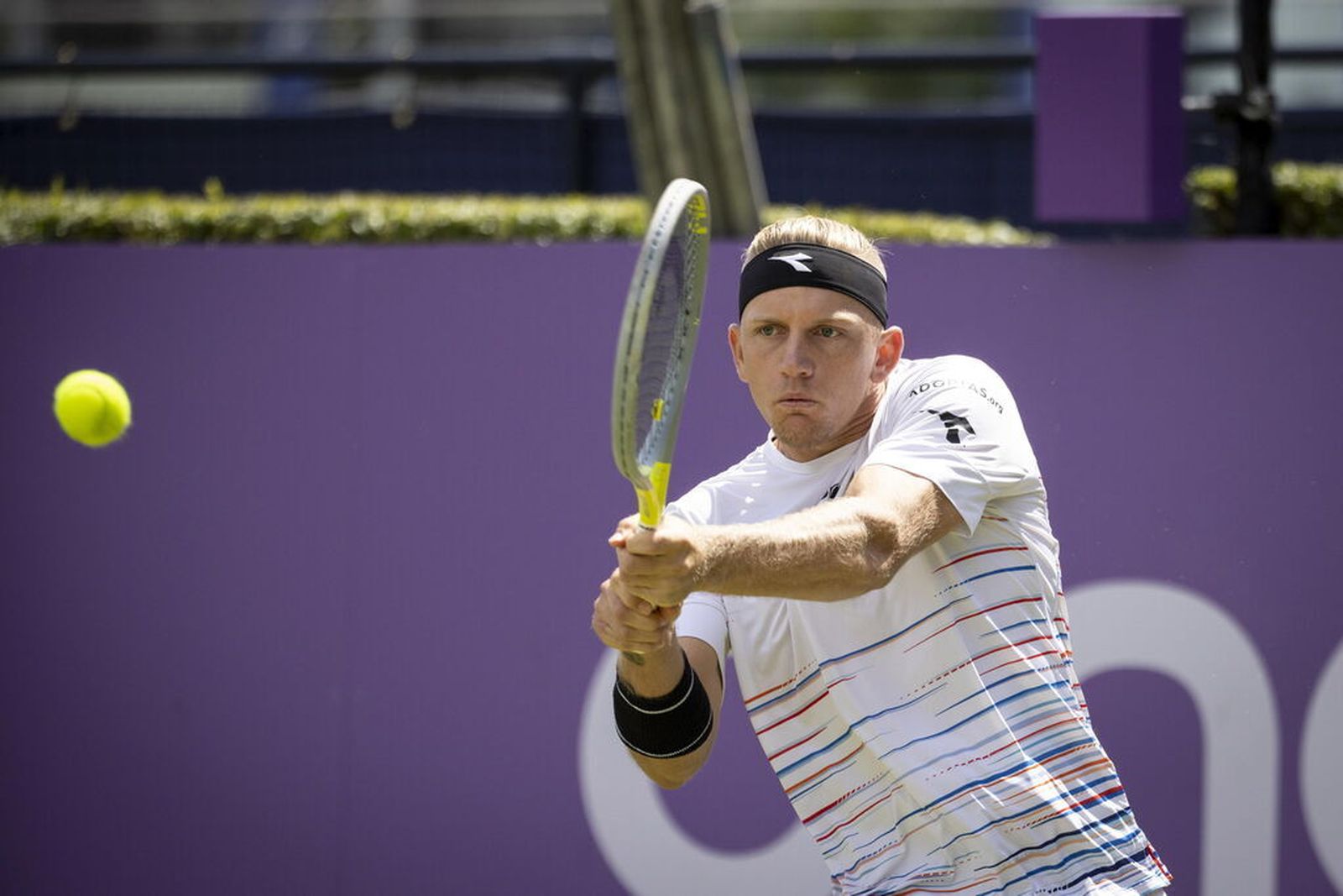 Alejandro Davidovich golpea de revés.