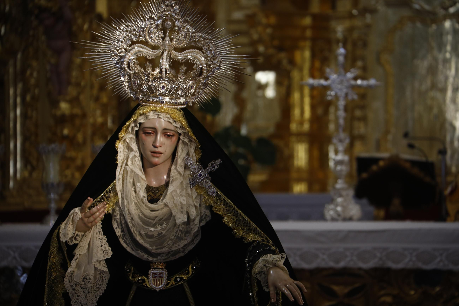 Las mejores fotos del besamanos de la Virgen de la Quinta Angustia de Córdoba
