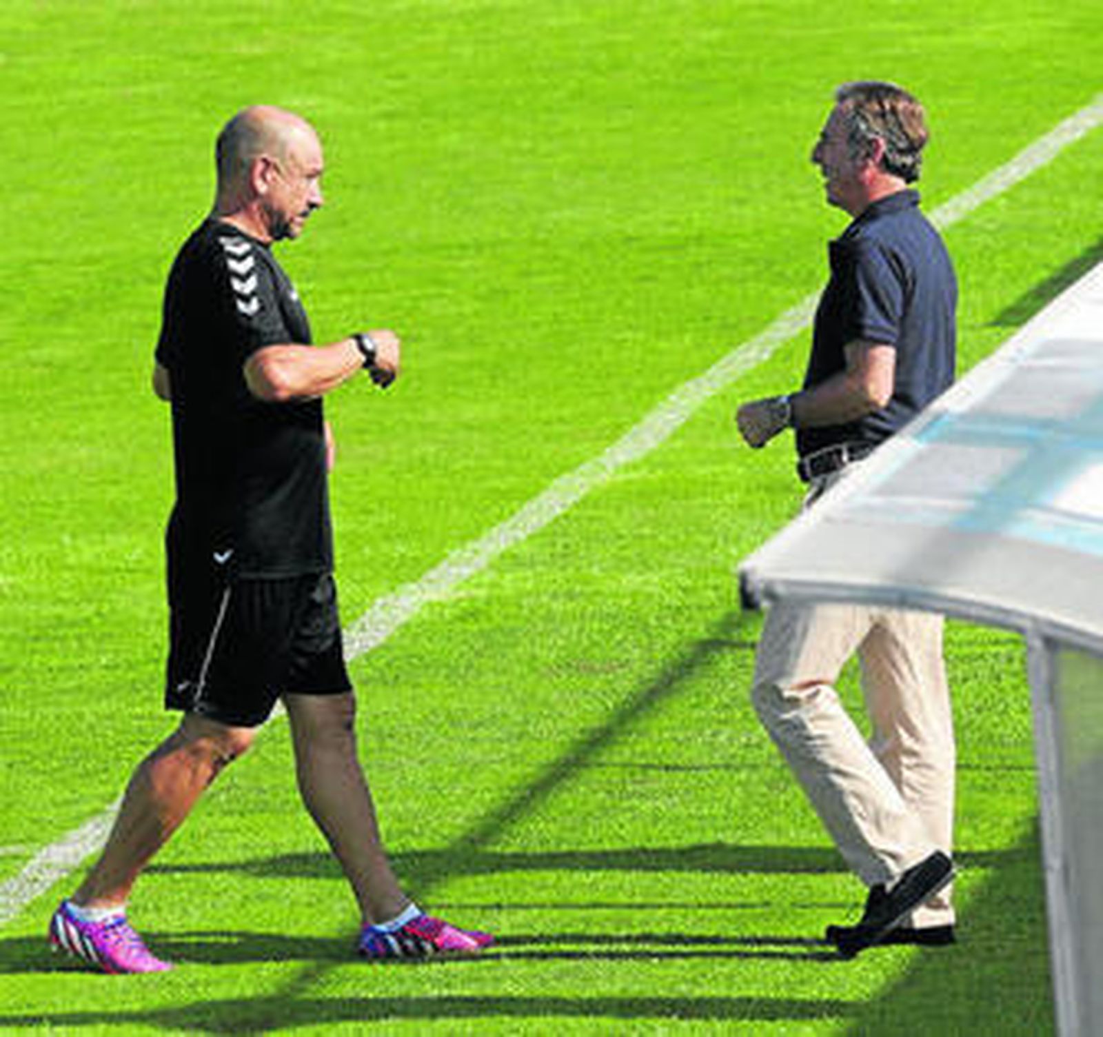 Claudio Barragán (i) se acerca al responsable médico del club, Fernández Cubero.