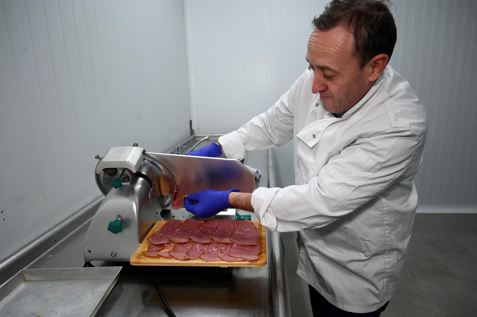 José Luis Romera prepara pastrami en el centro de producción de la compañía en Córdoba capital.