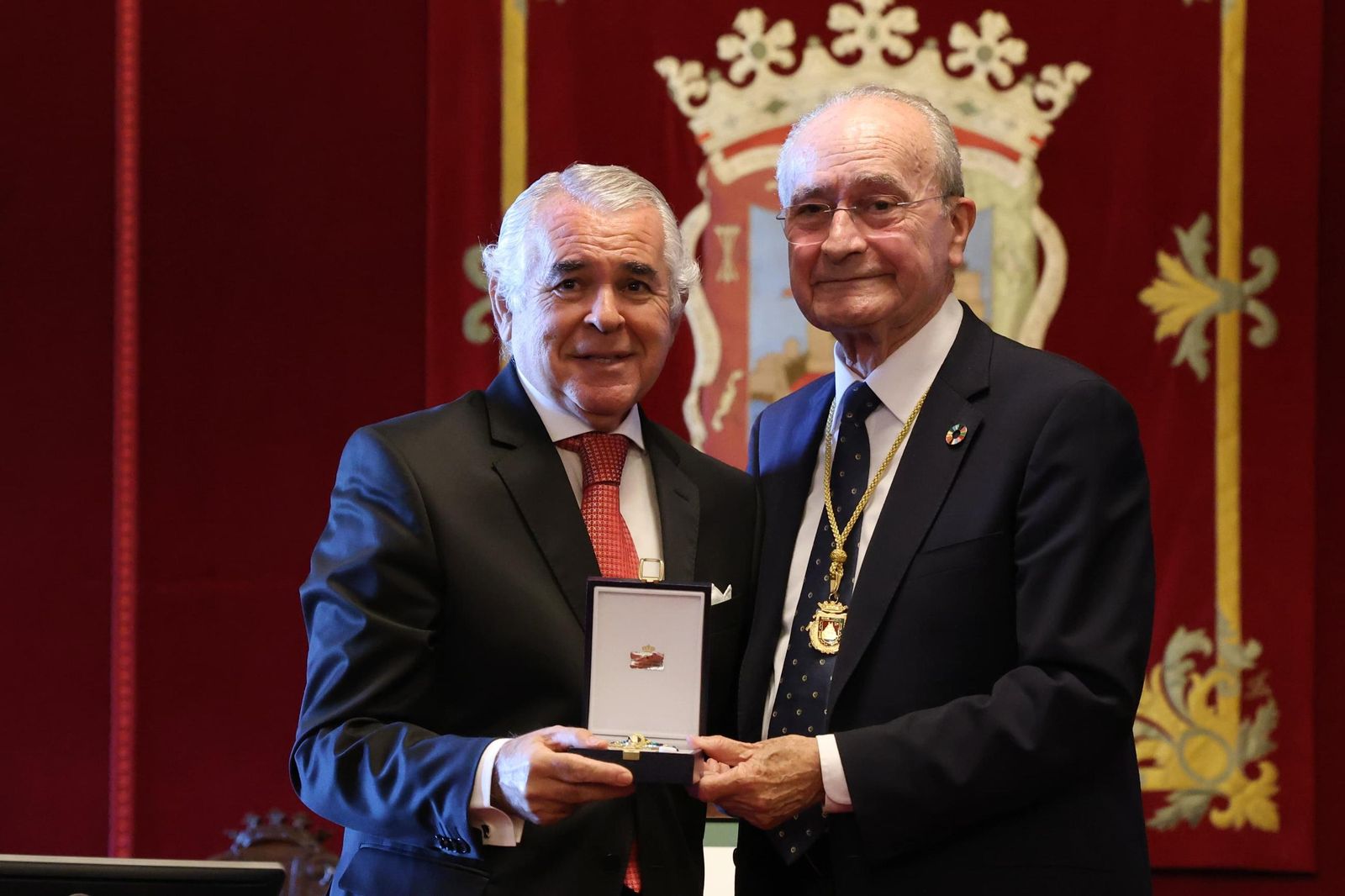 El presidente del Colegio de Médicos, Pedro Navarro, recoge la Medalla de la Ciudad de manos del alcalde.