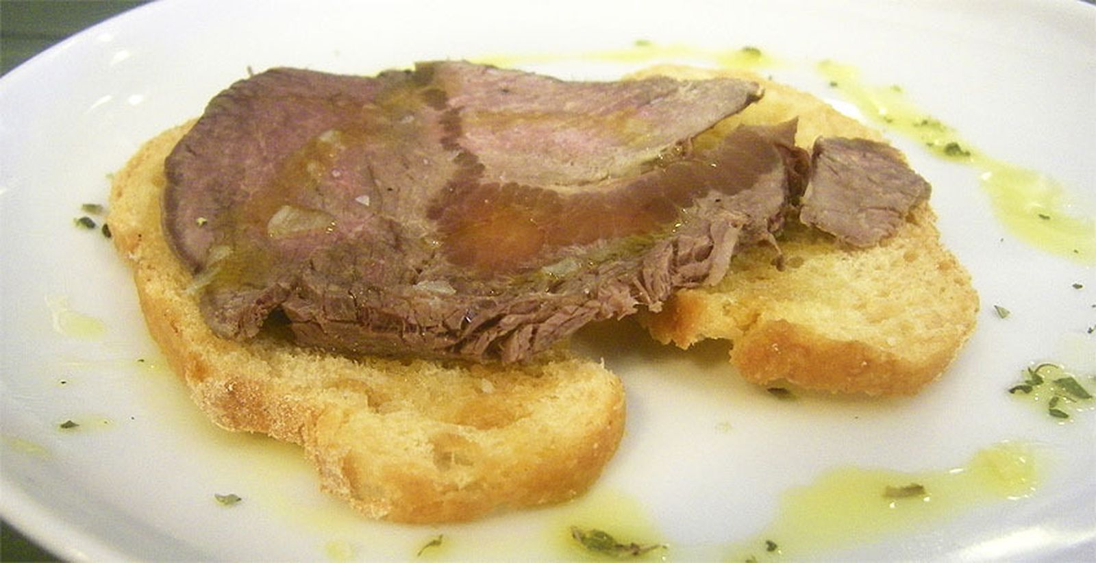 Carne de caballo mechada, una de las tapas originales que sirven en el bar