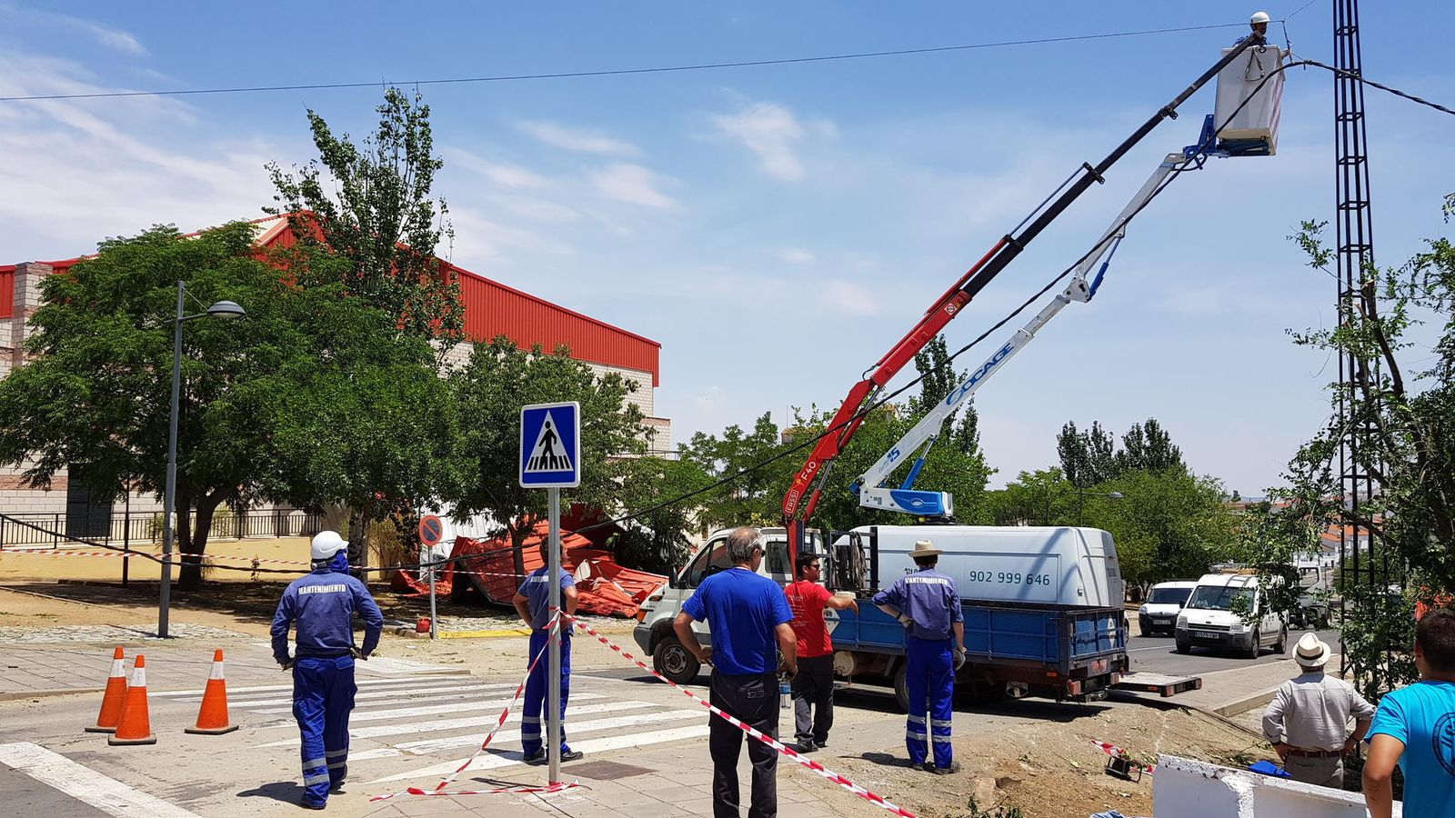 Los operarios trabajan en el exterior de la infraestructura deportiva.
