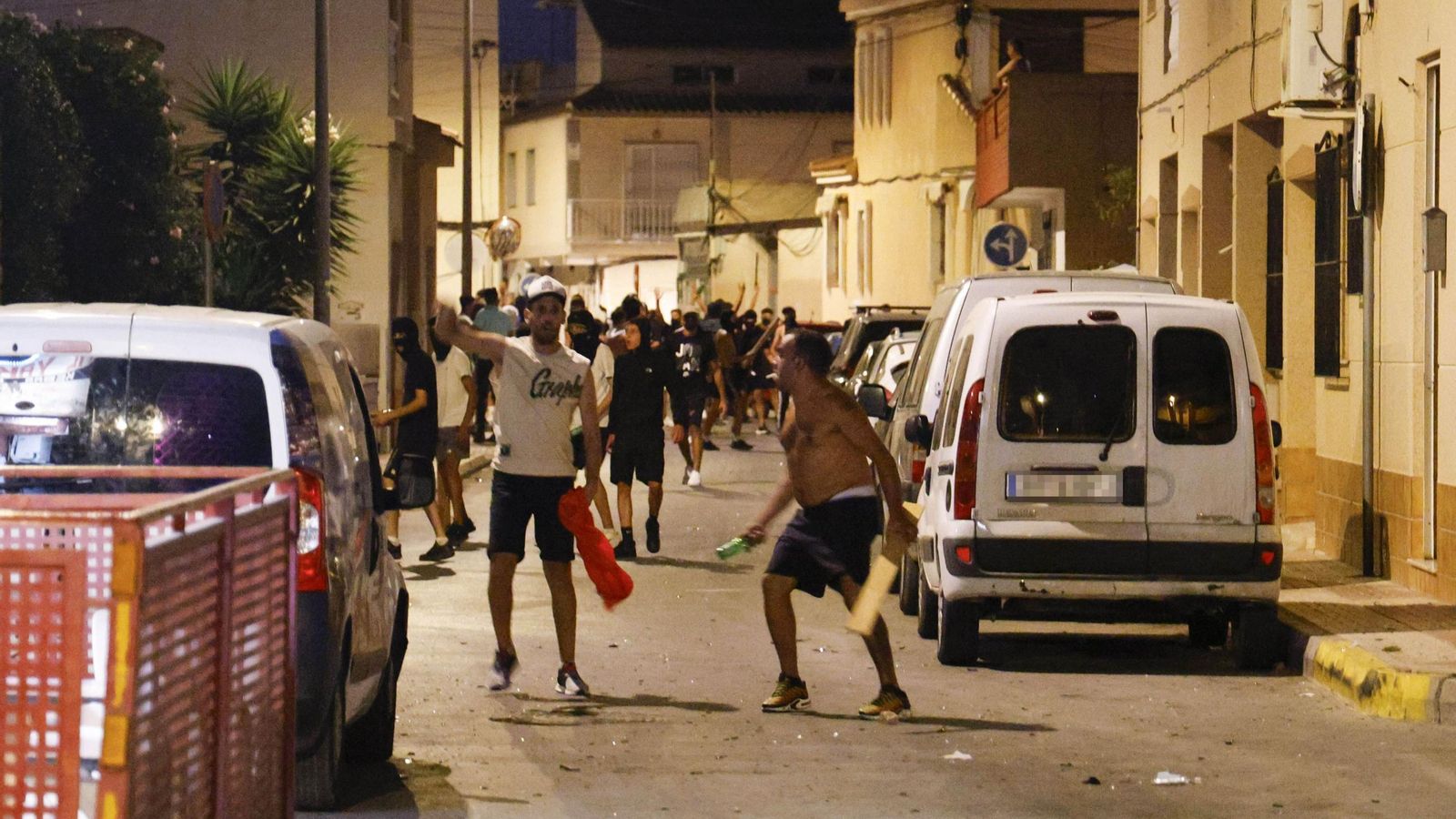 Varias personas durante los altercados en Torre Pacheco la noche del sábado. Varias personas durante los altercados en Torre Pacheco la noche del sábado.