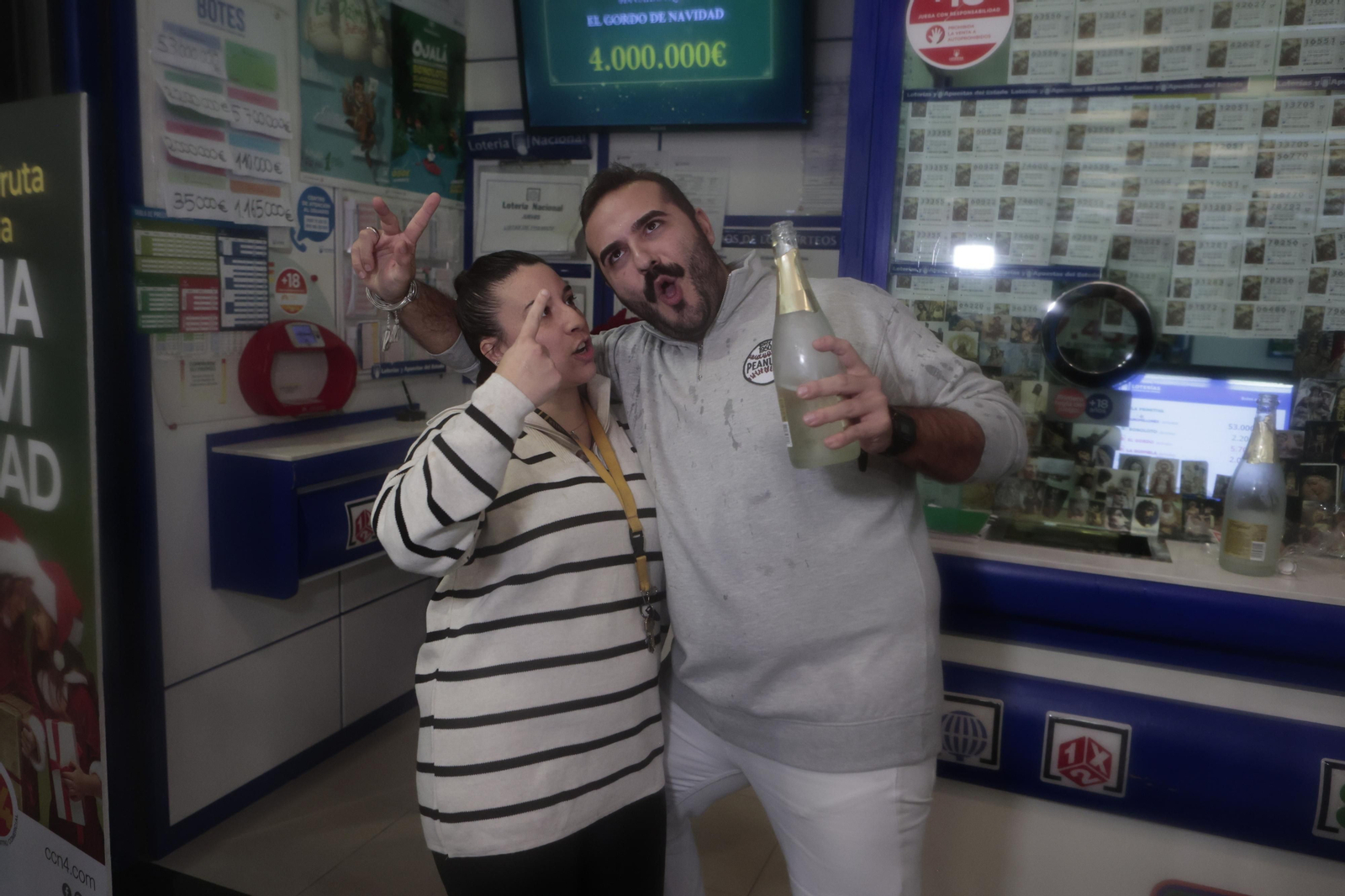 Alegría entre los premiados con el Gordo de la Lotería de Navidad en Écija