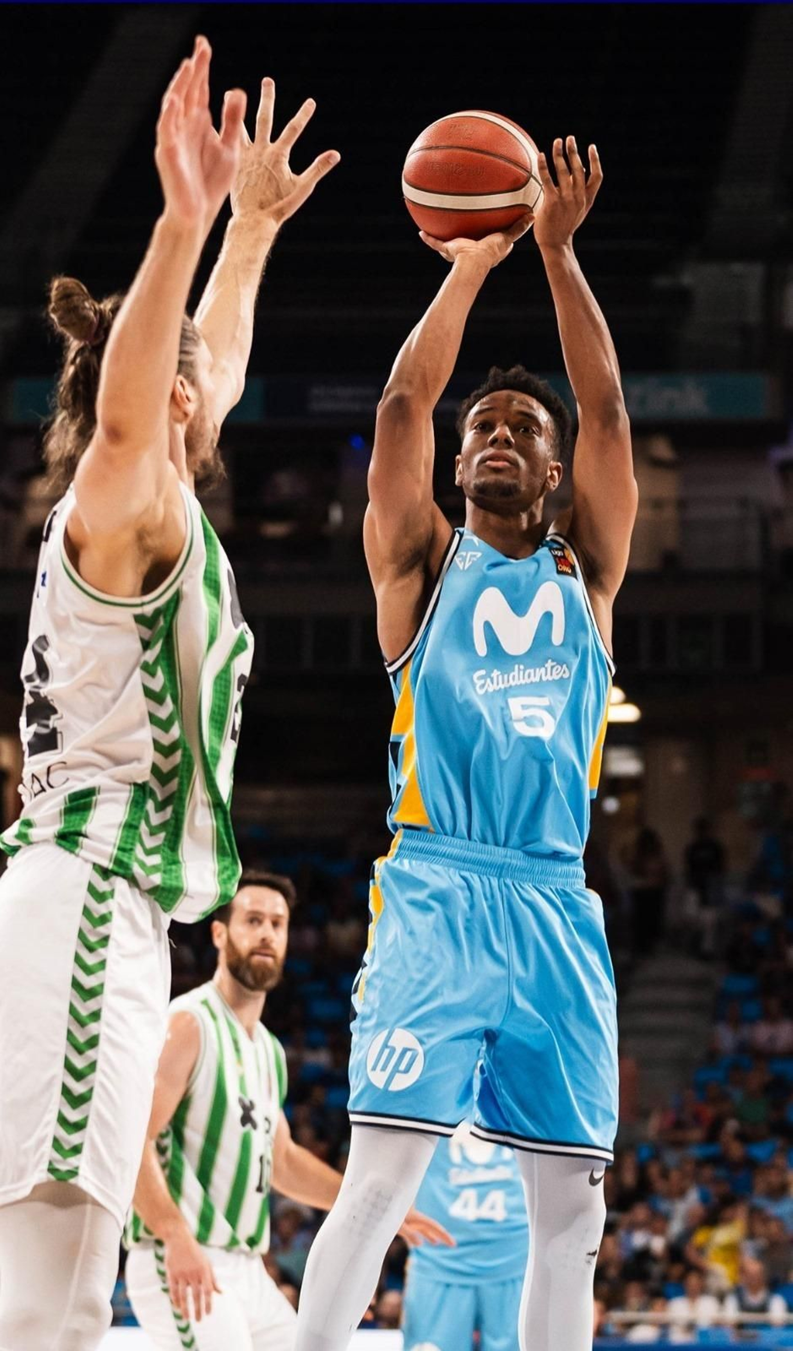 Sola trata de lanzar ante Berzins.