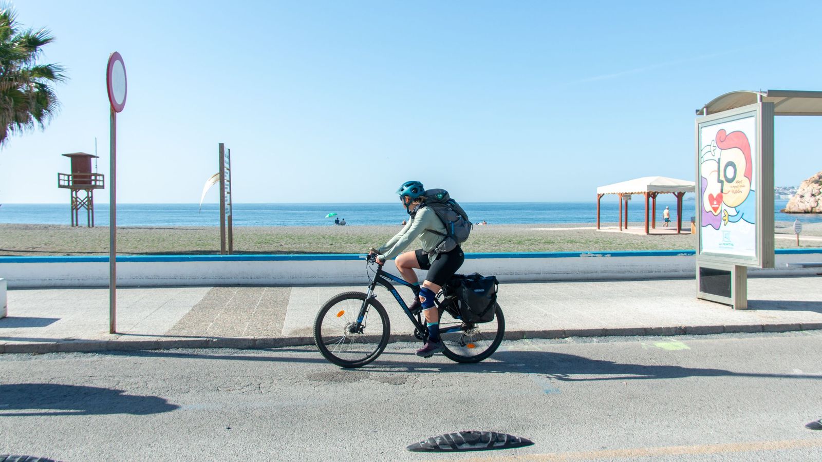 Un ciclista por el paseo marítimo de Salobreña