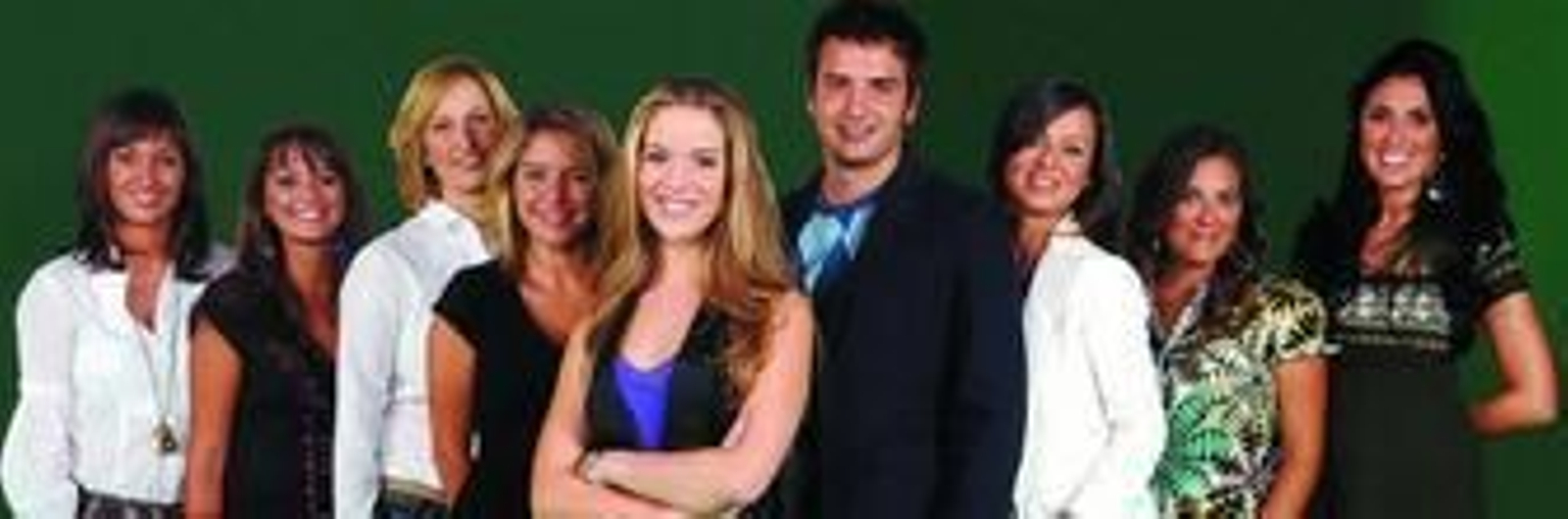 Cristina Lasvignes, en el centro, rodeada de algunos de los colaboradores que aparecerán en el magacín 'Tal cual lo contamos'.