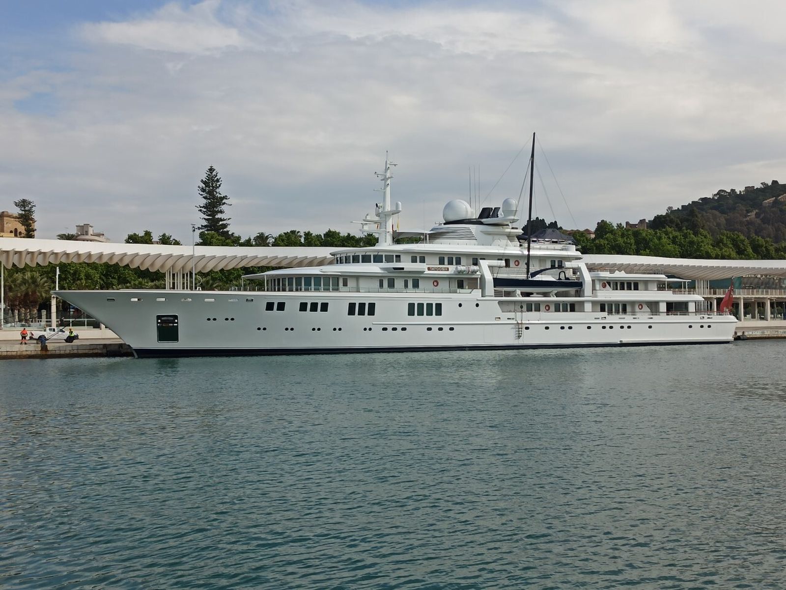 Super yate ‘Tatoosh’ terminando su atraque ayer en el muelle número dos.