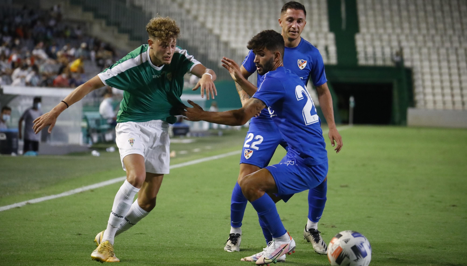 Simo, ante la mirada de Carracedo, durante el CCF-Linares del pasado año.