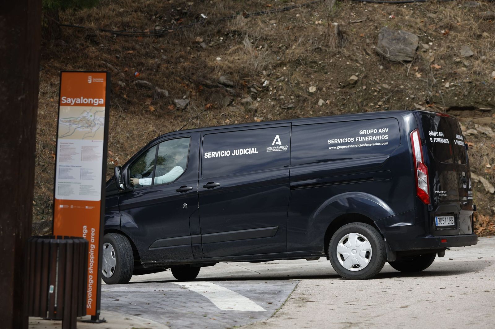 Un vehículo funerario del Servicio Judicial, este viernes, en Sayalonga.