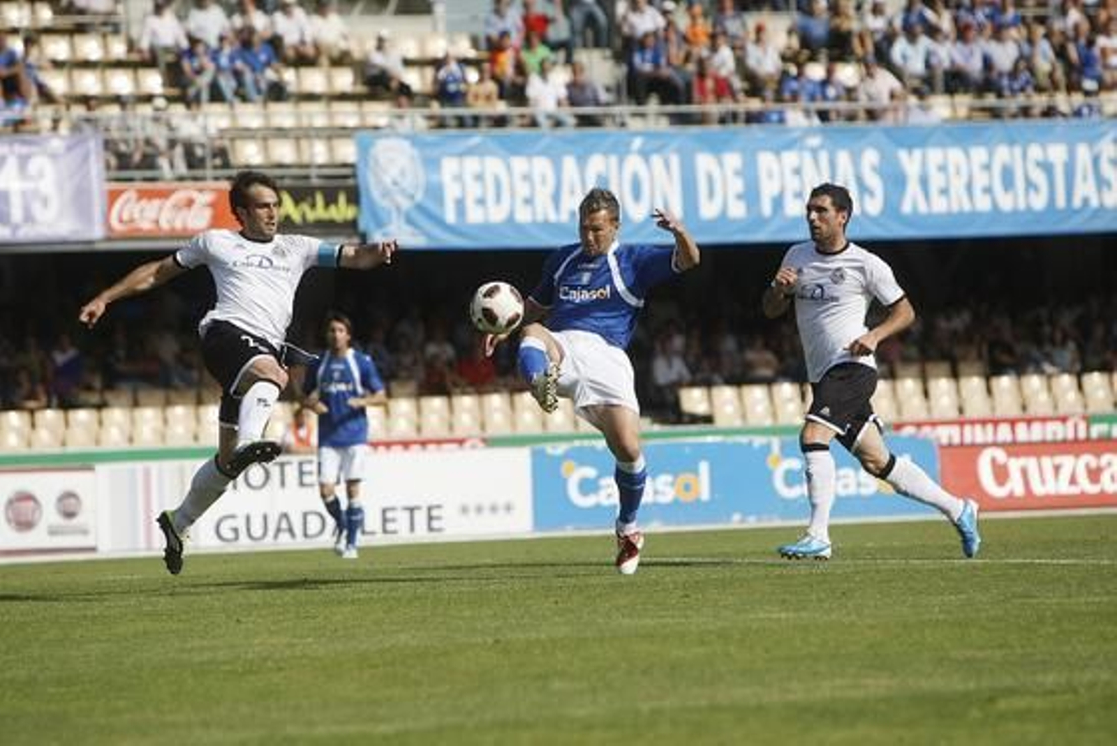 Antoñito controla un balón mientras que ni Goikoetxea ni Arbilla llegan al cruce para obstaculizarle.

Foto: Juan Carlos Toro