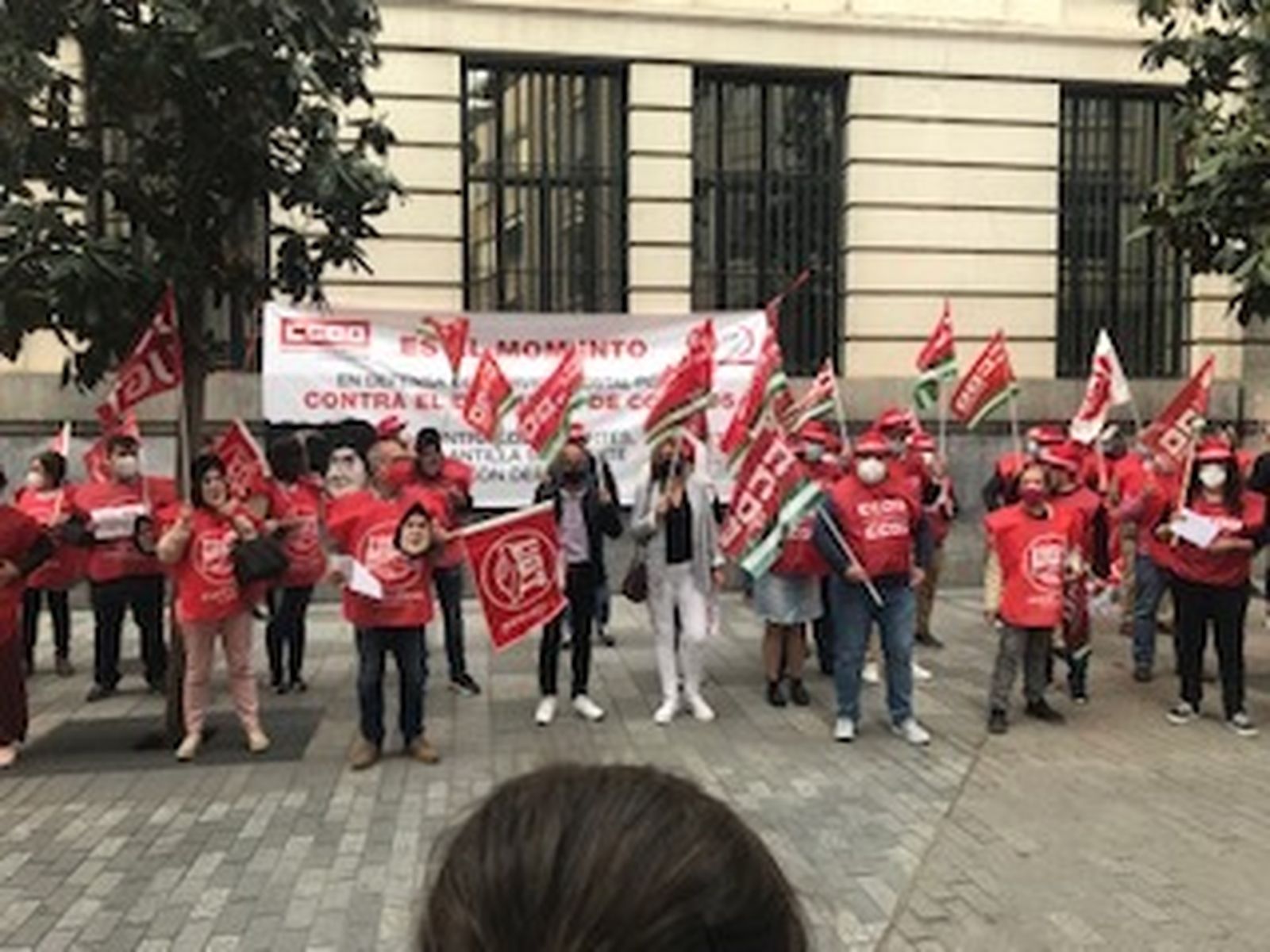 Protesta de UGT y CCOO ante la oficina principal de Correos de Córdoba.