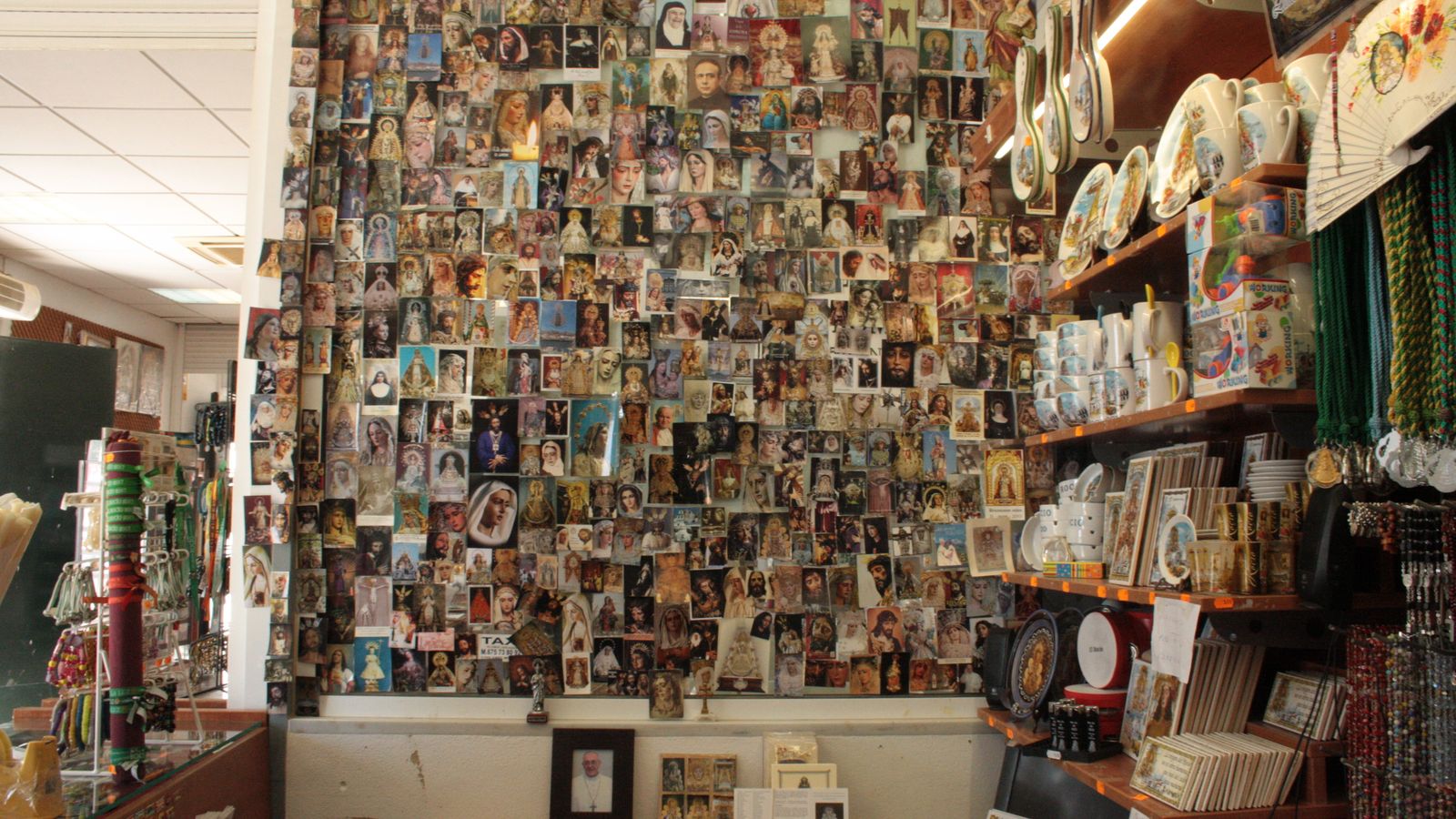 Cientos de estampas comparten sitio con los souvenirs