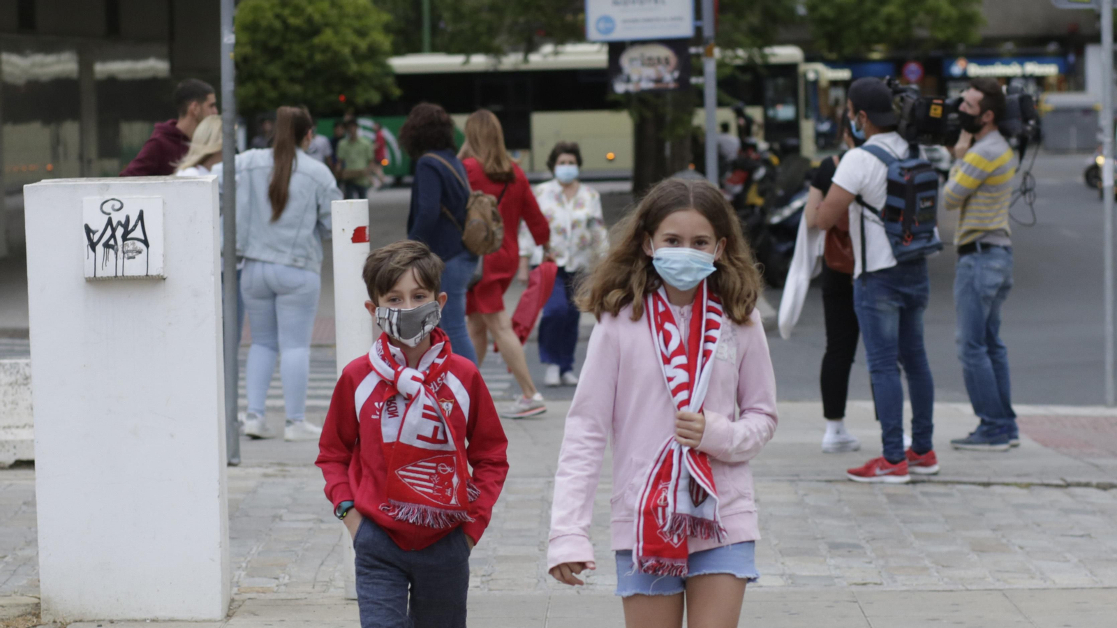 Mucha  presencia policial en el entorno del Sanchez Pizjuán  durante el derbi