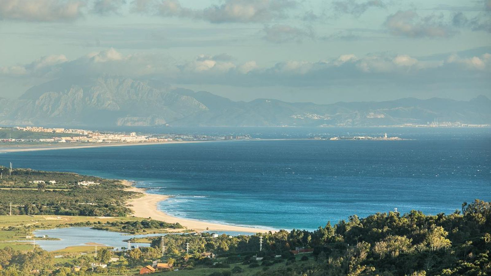Tarifa cuenta con casi cuarenta kilómetros de litoral. Tarifa cuenta con casi cuarenta kilómetros de litoral.