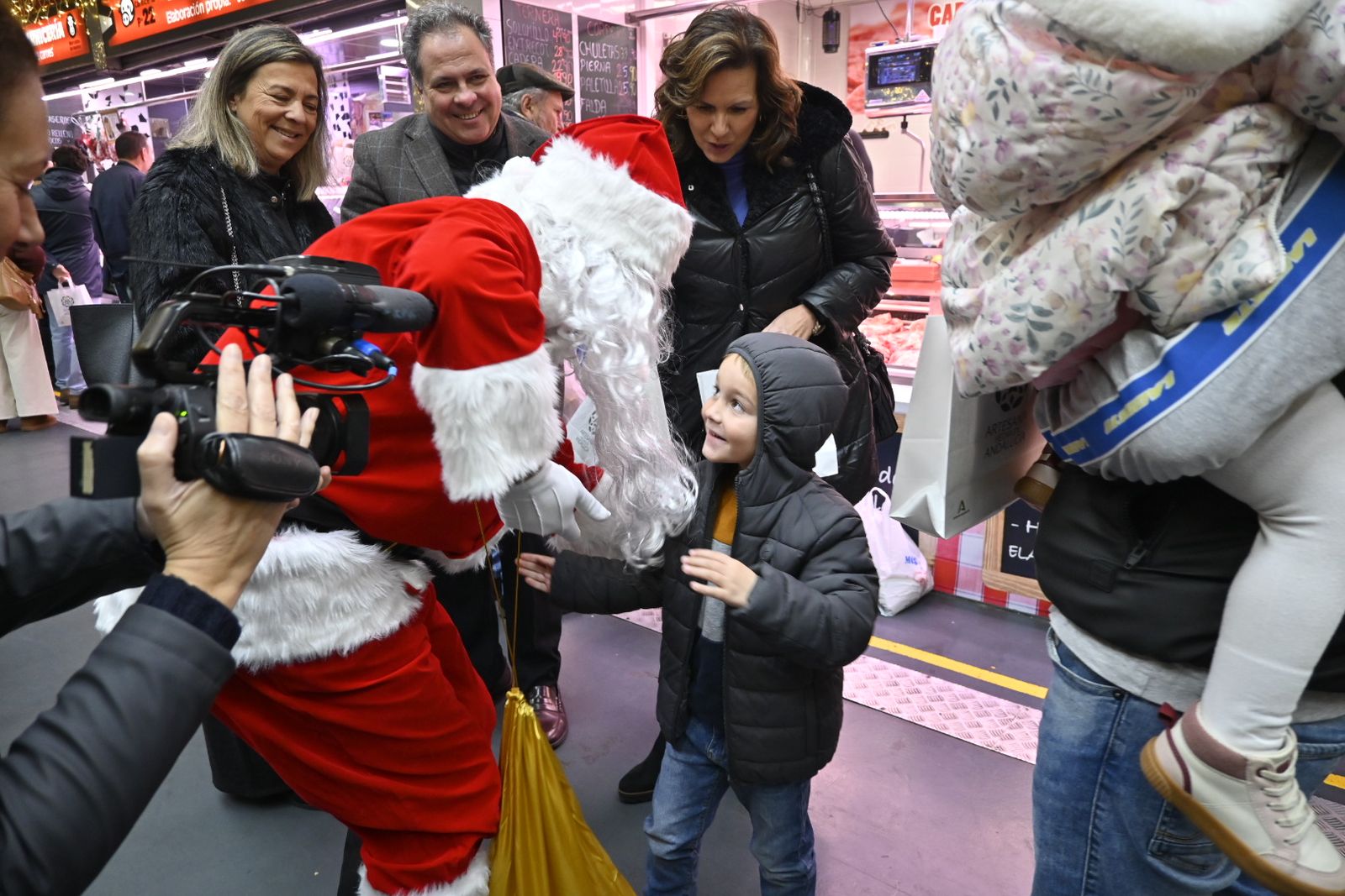 Papá Noel visita el mercado de El Carmen de Huelva, en imágenes