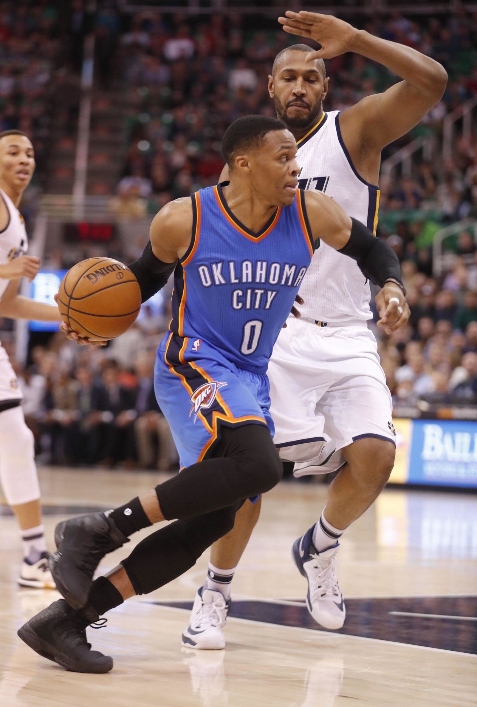 Russell Westbrook trata de superar al francés de los Jazz Boris Diaw.