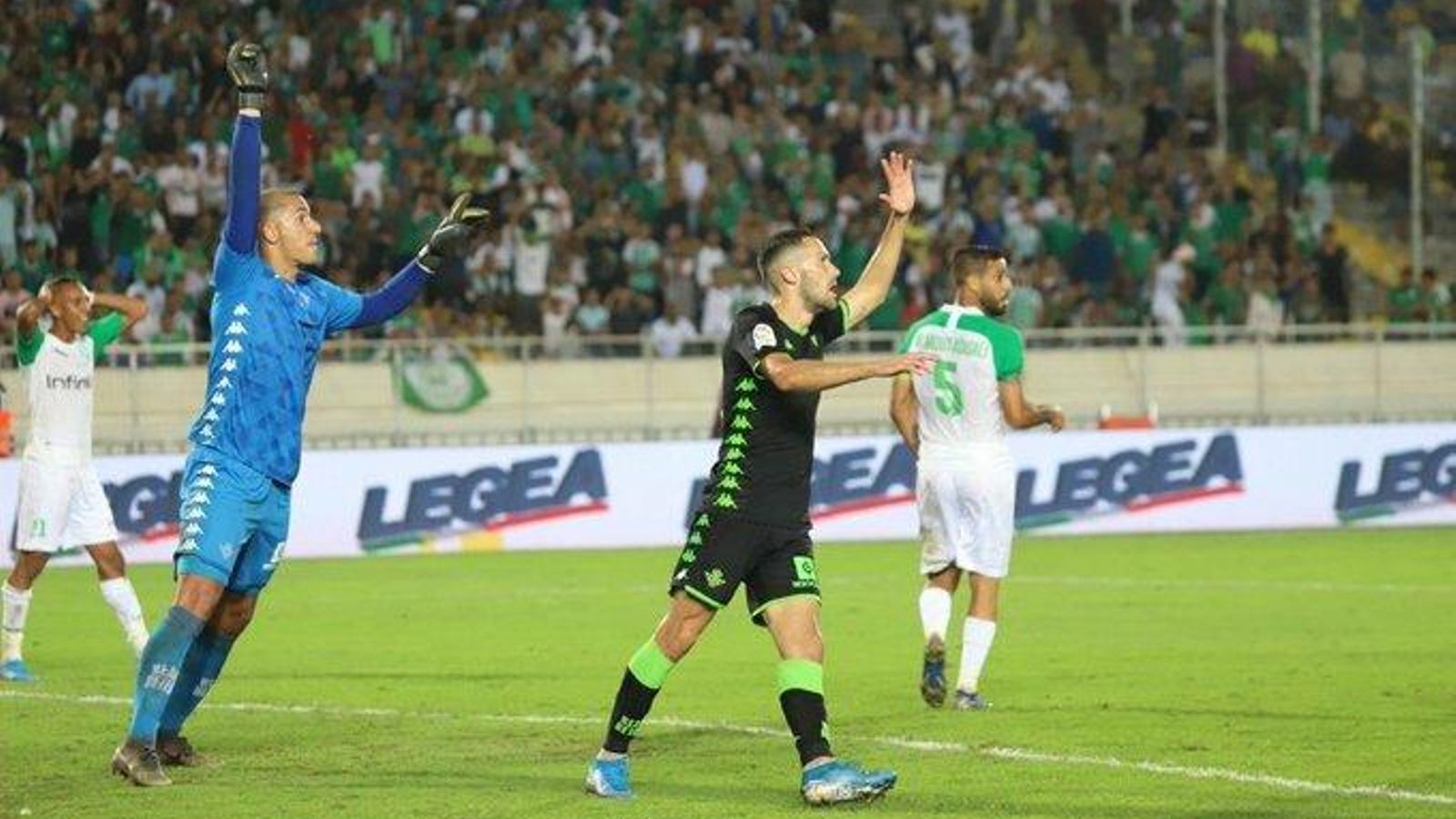 Pedraza y Joel protestan al árbitro.