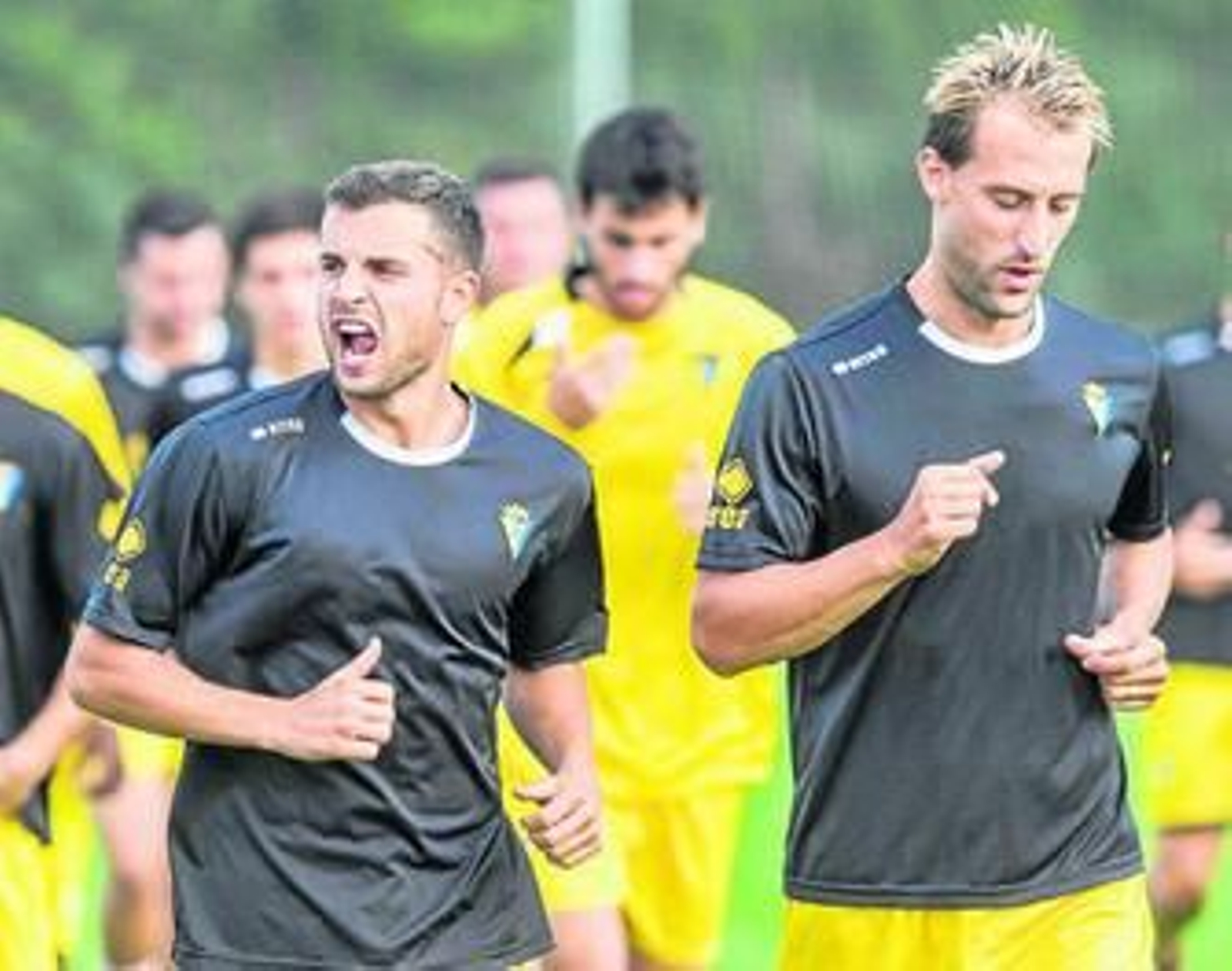 Jugadores del Cádiz, en pleno calentamiento en una sesión de trabajo.