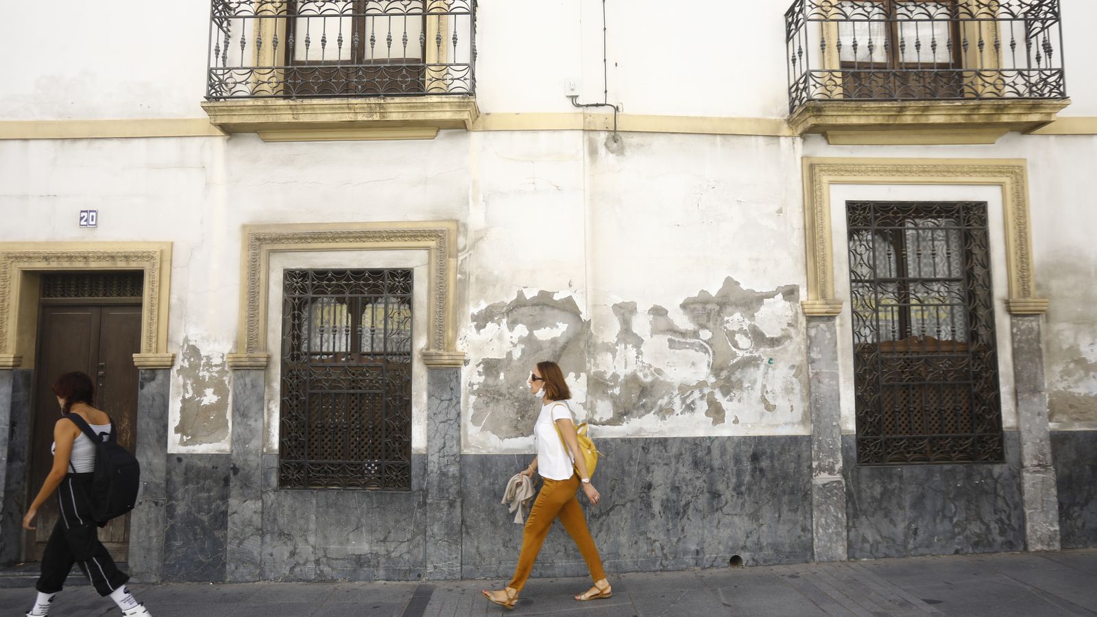 Varias personas caminan por una de las calles de acceso a Santa Marina.
