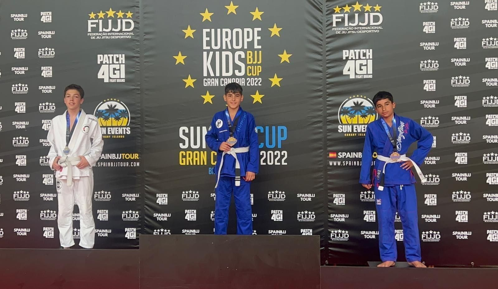 Rete Escobar (centro) posa con la medalla de oro.