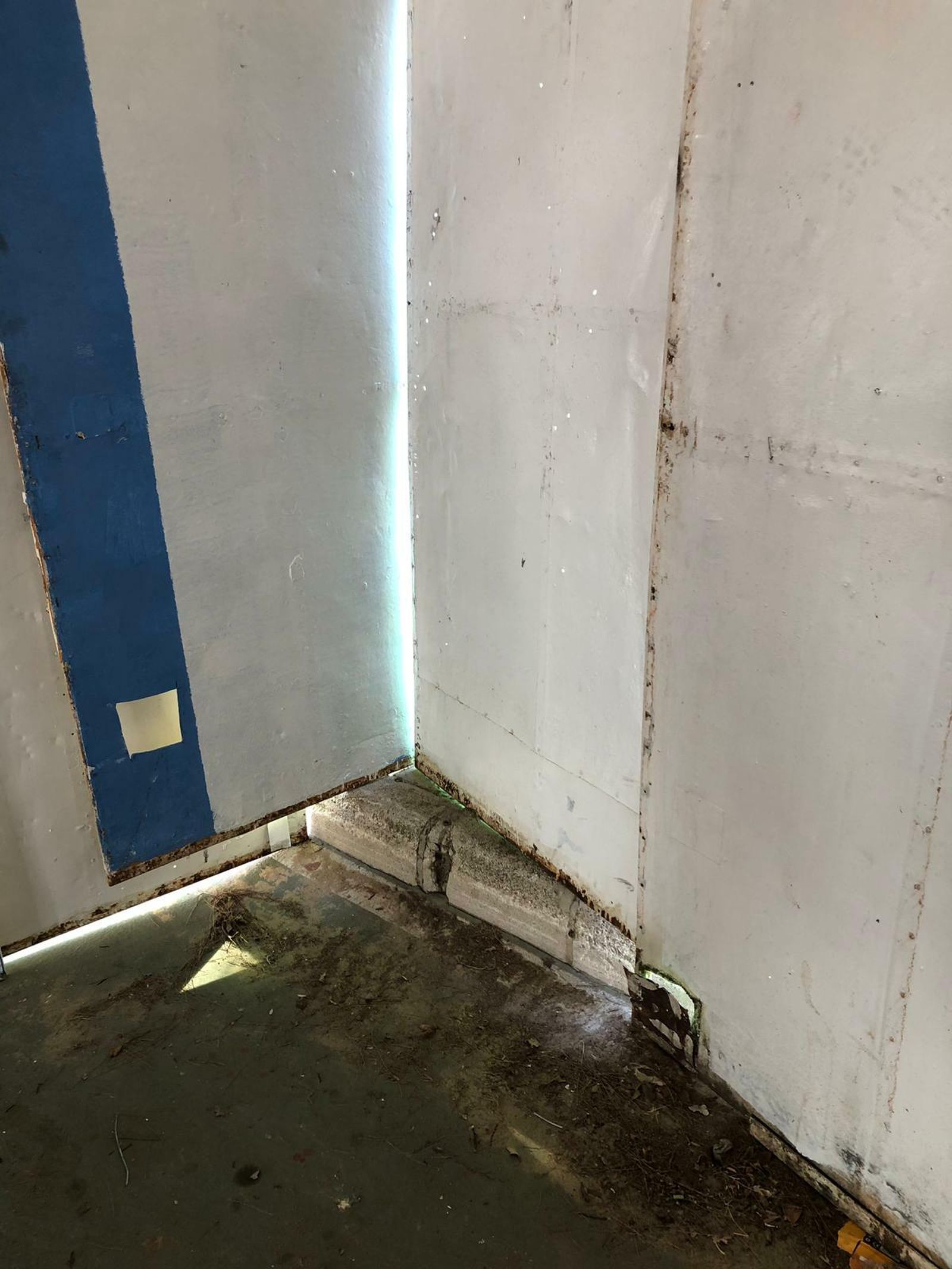 Chapas de una caseta colocadas sobre un bordillo.