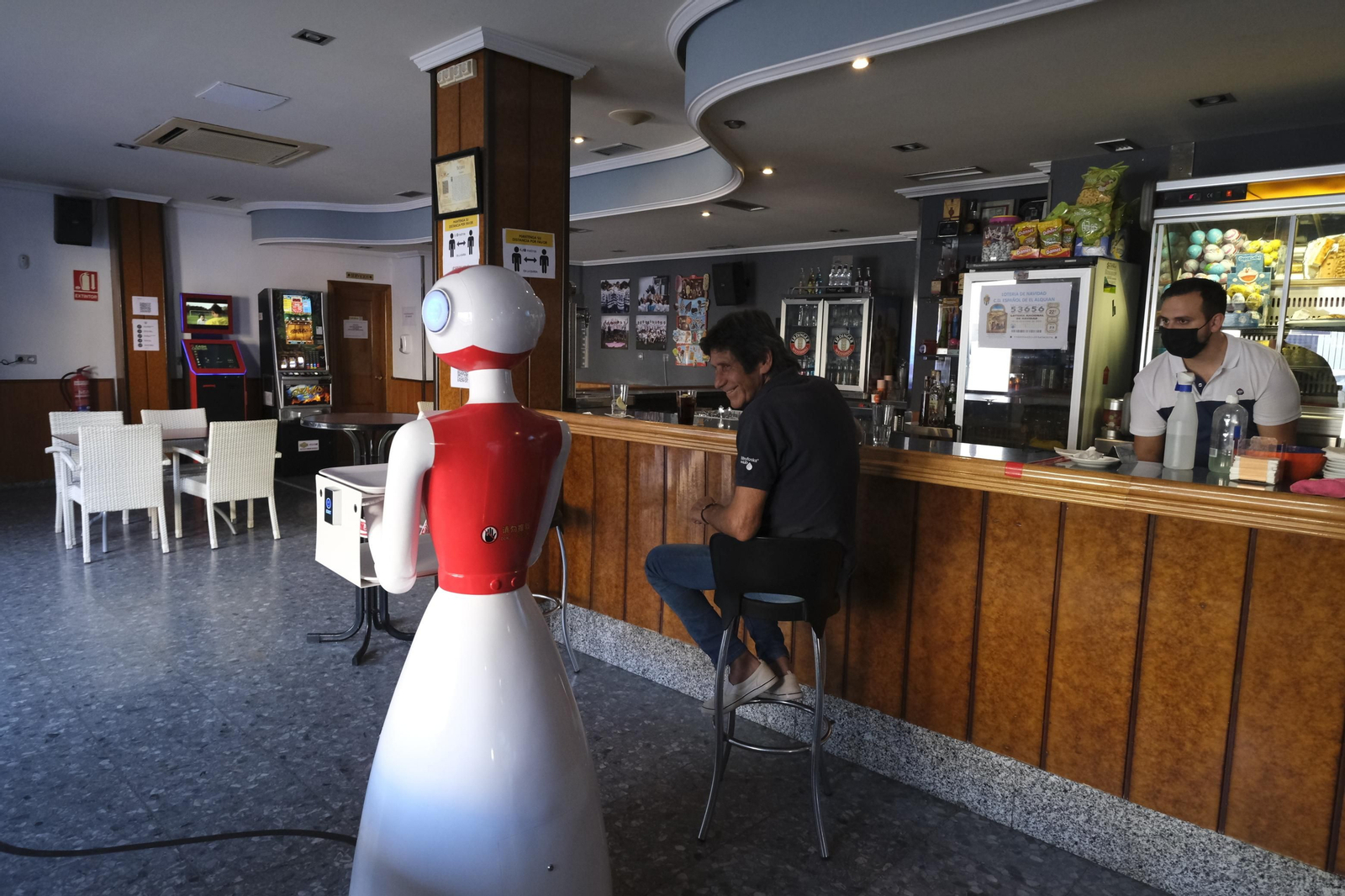 Fotogalería de Herbelita, la robot camarera de El Alquián.