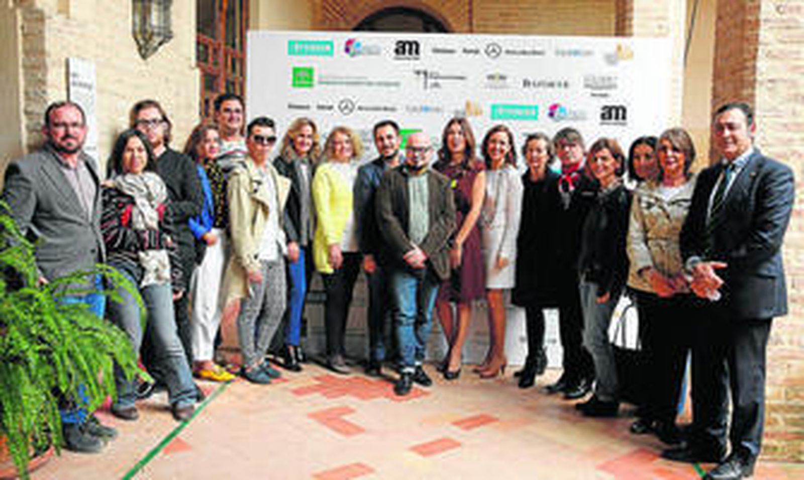 Organizadores, patrocinadores y diseñadores posan en la presentación de ayer.