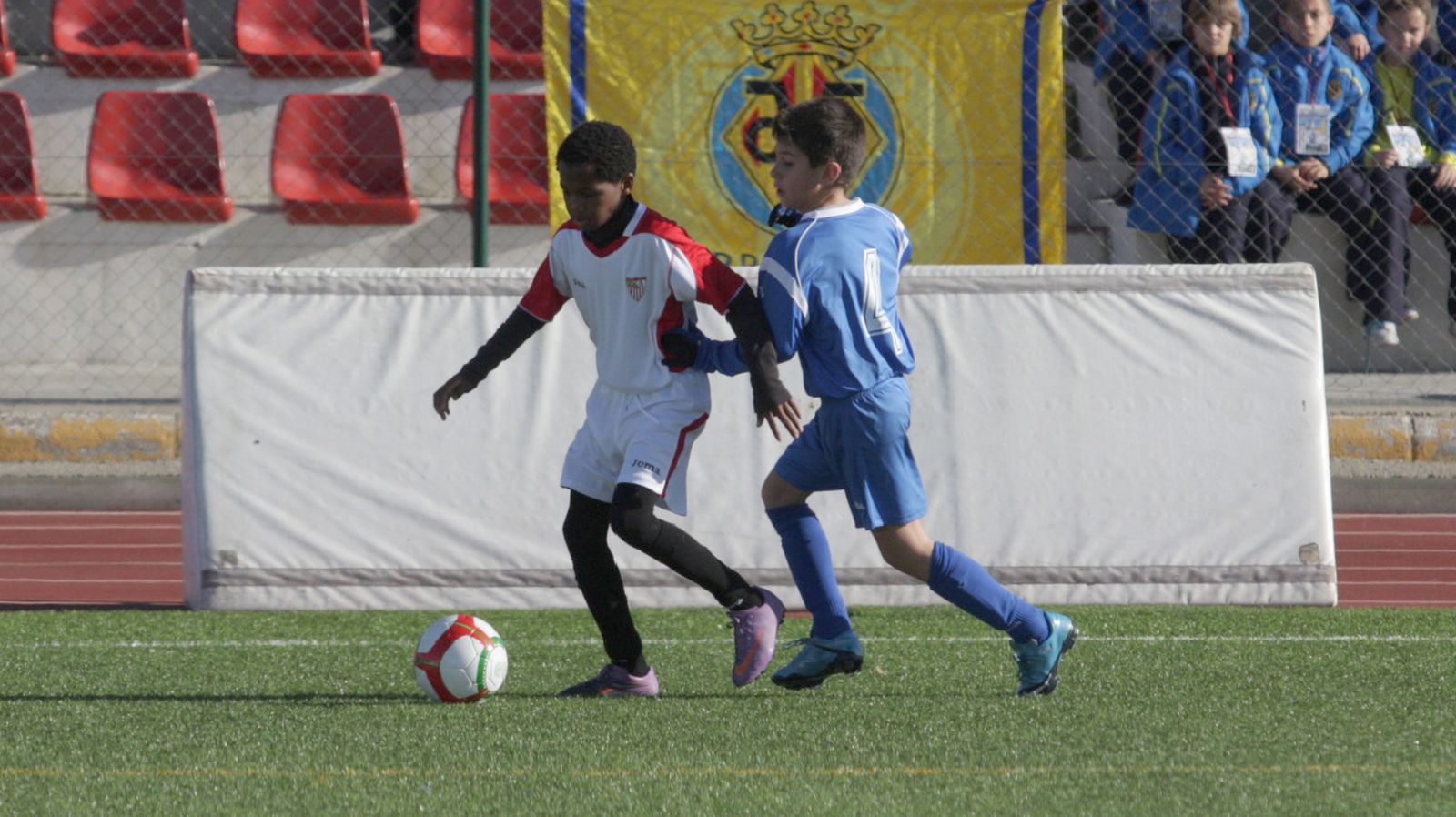 Ansu Fati, con la camiseta del Sevilla FC, antes de firmar por el Barcelona donde está haciendo historia, también jugó en Pinos Puente.