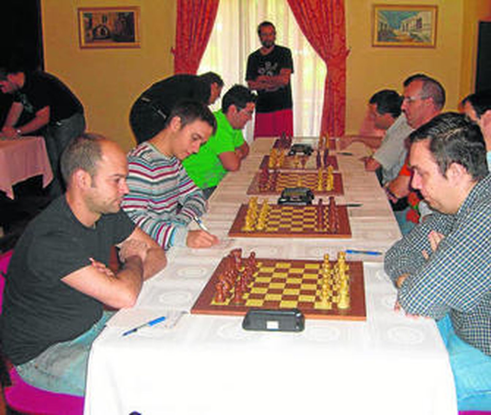 El onubense Carlos Barrero -izquierda- durante una partida de ajedrez.