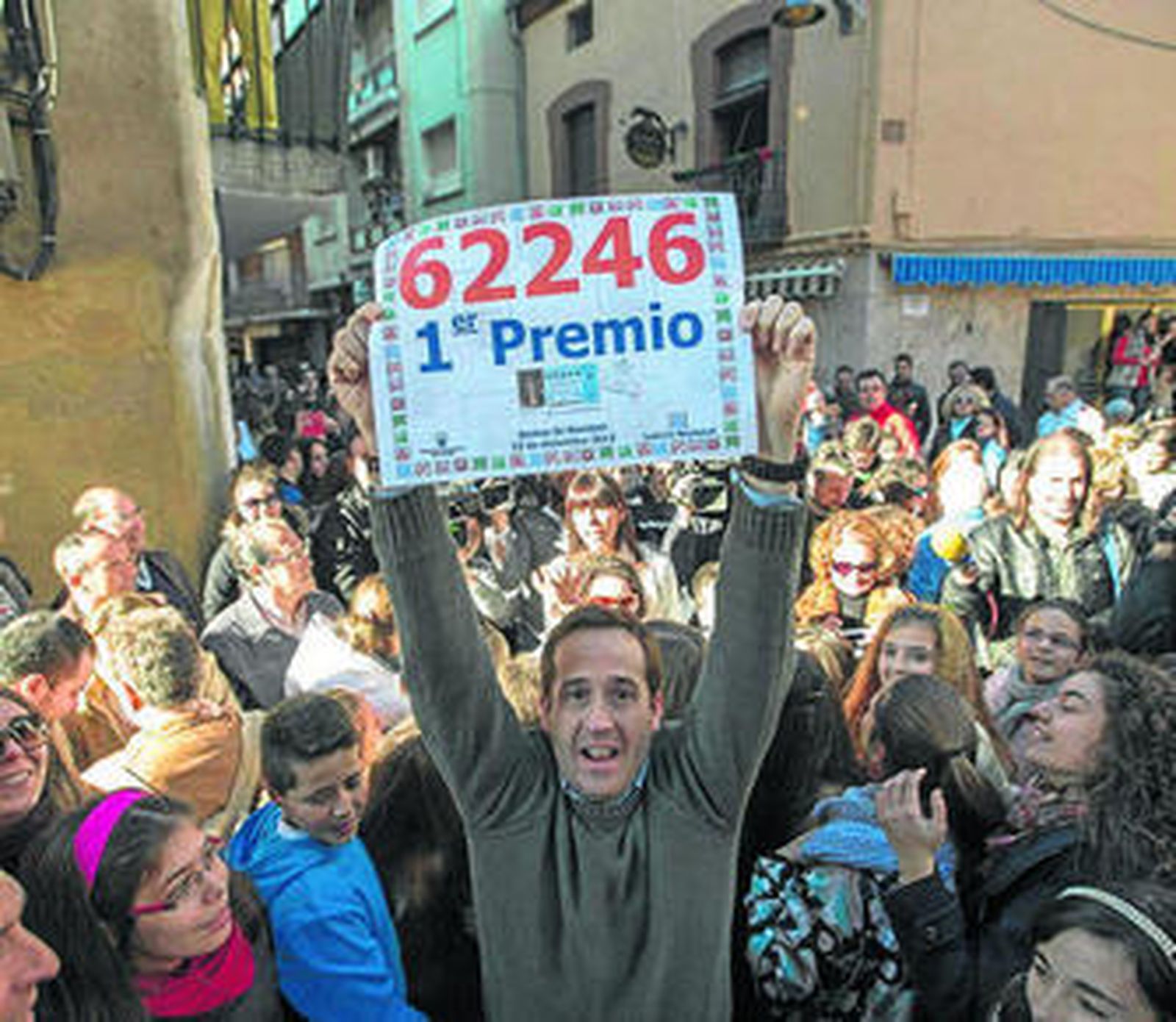 Cristóbal Gómez, responsable de la La administración de lotería número 3 de Bailén (Jaén) muestra el Gordo.