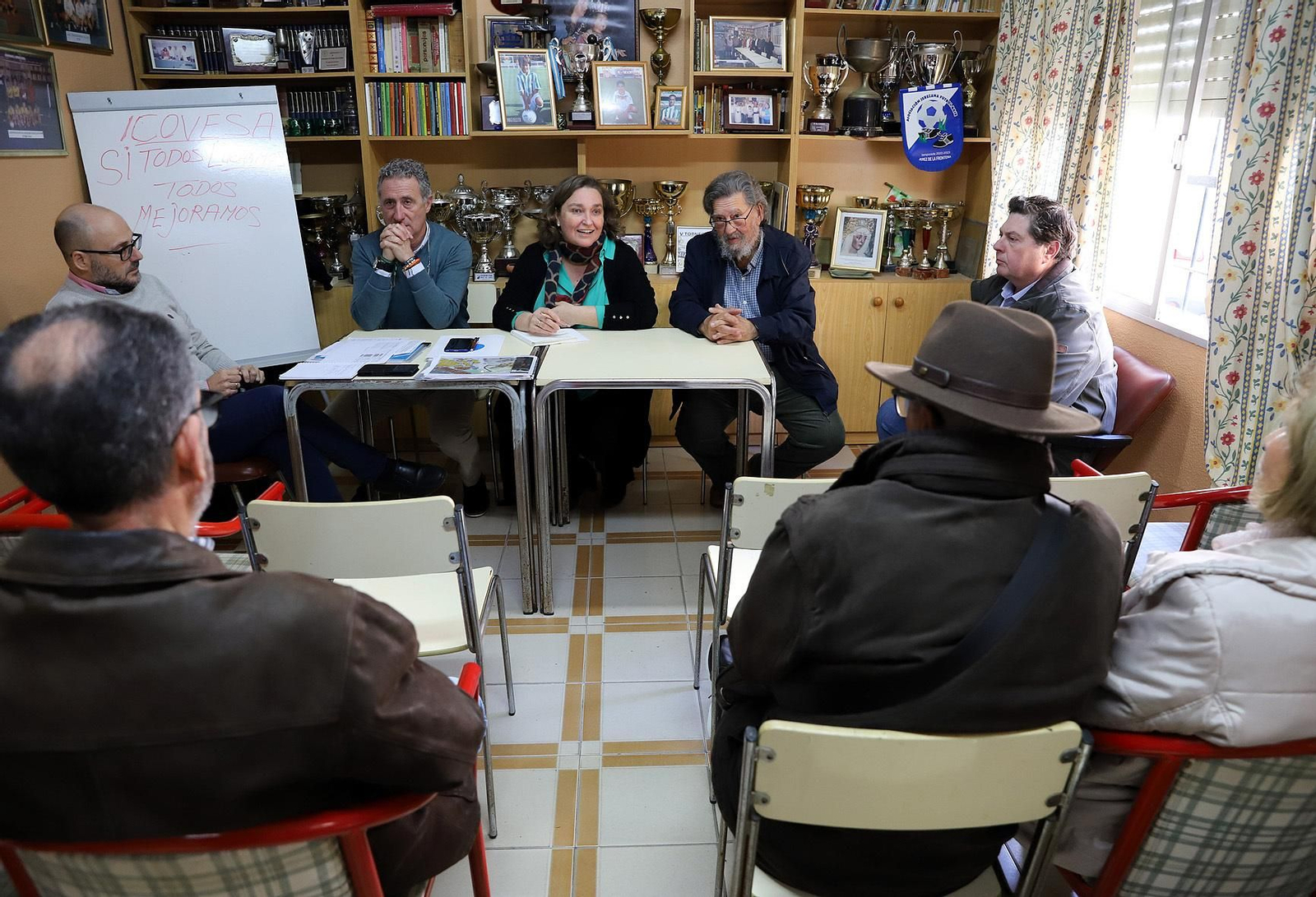 Un momento de la reunión. Un momento de la reunión.