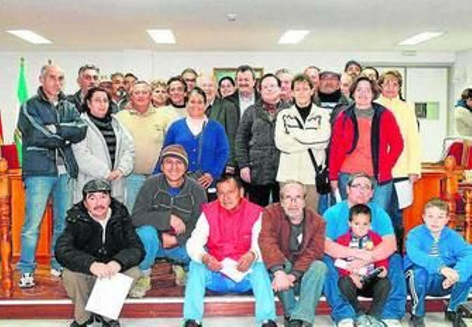 Familias beneficiarias del proyecto con el alcalde y el pte. de Primaflor.