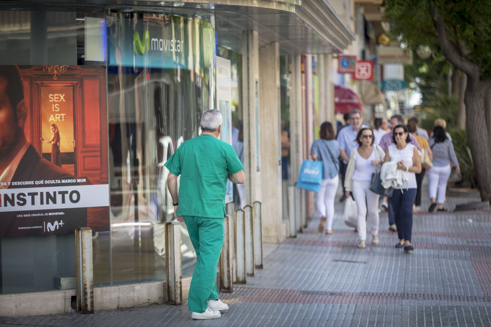 Un trabajador del Puerta del Mar, este miércoles por la avenida.