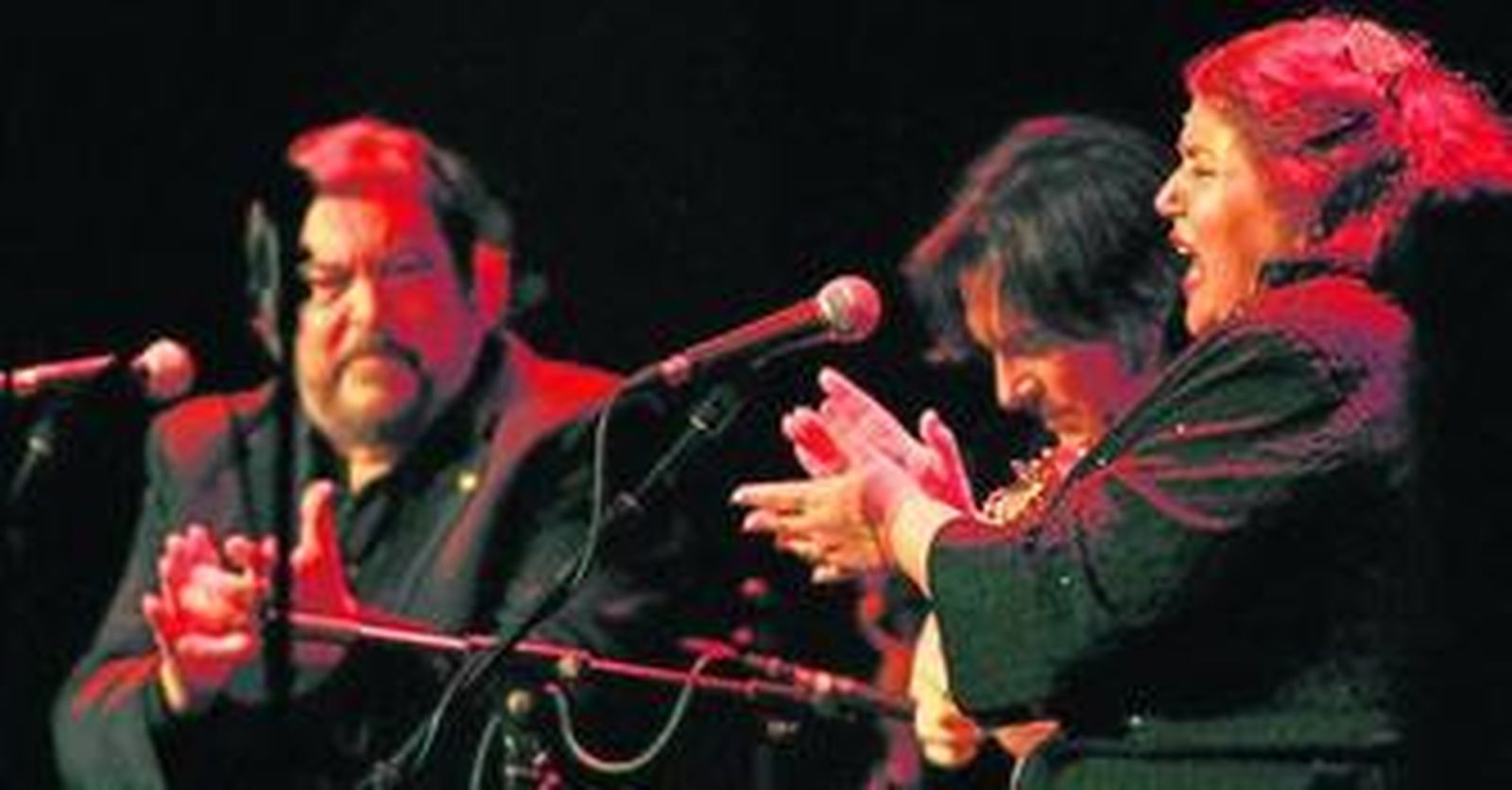 Inés Bacán ejecuta uno de los cantes bajo la atenta mirada de Pedro Peña.