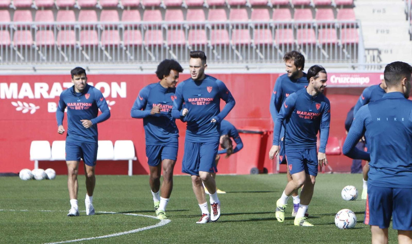 Ocampos, principal duda, se ejercita entre Acuña, Koundé, Suso y Franco Vázquez.