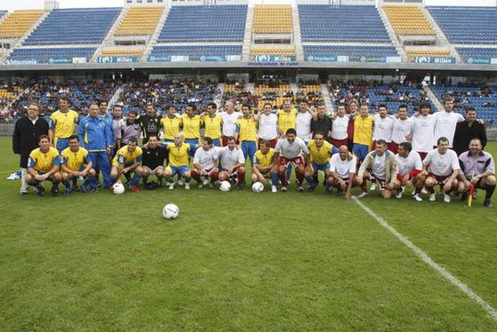 El partido de los Reyes Magos congregó a unas 3.000 personas que disfrutaron del espectáculo futbolístico, al mismo tiempo que colaboraban con la campaña  "Ningún niño sin juguete"

Foto: Lourdes de Vicente