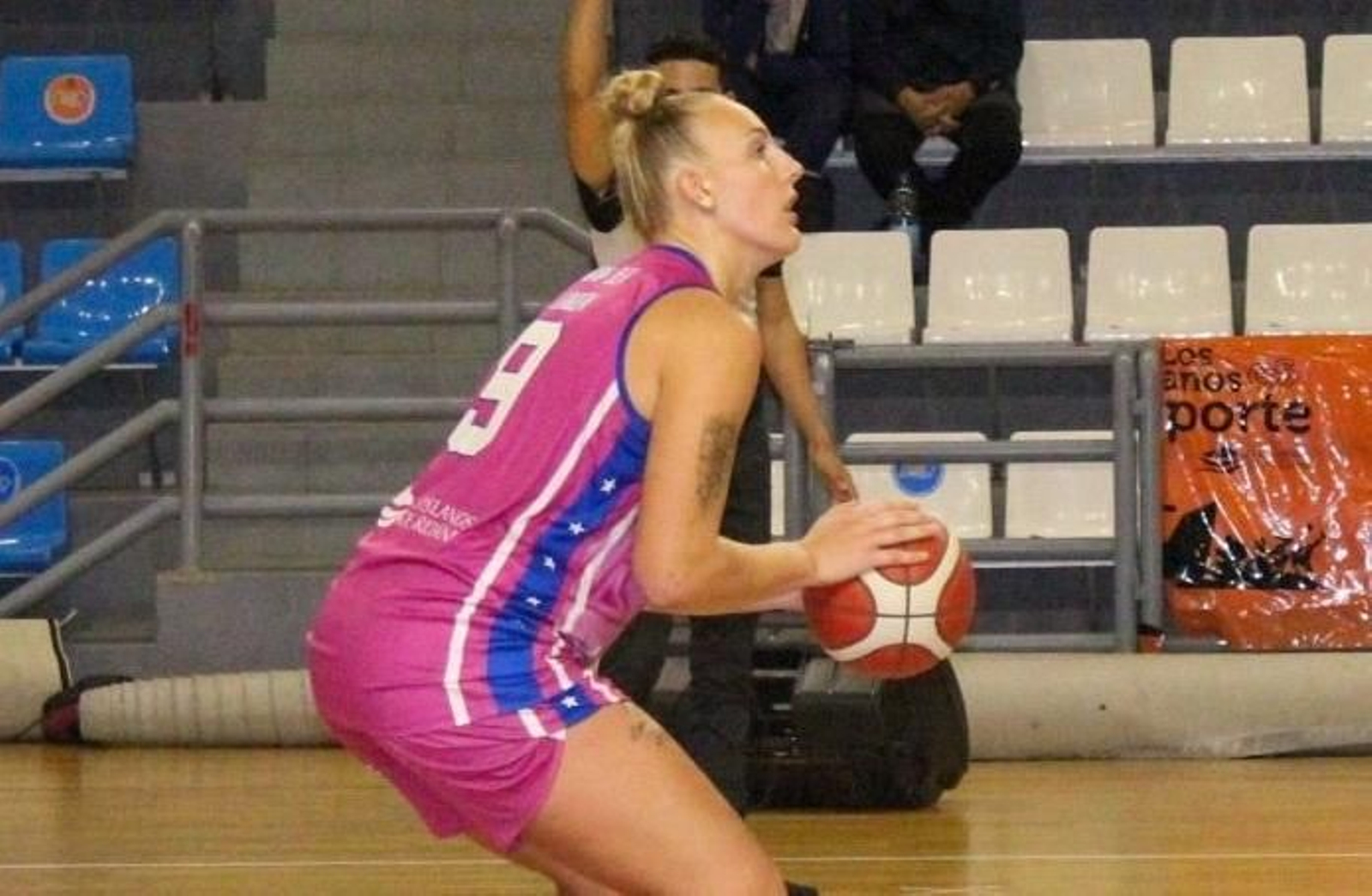 Cheyenne van der Linden 'Chey', lanzando un tiro libre. Cheyenne van der Linden 'Chey', lanzando un tiro libre.