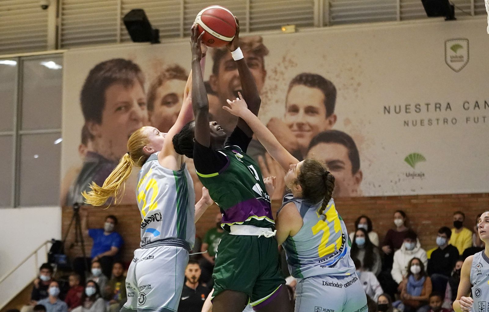 Pelea por el rebote en el Unicaja-Arxil.
