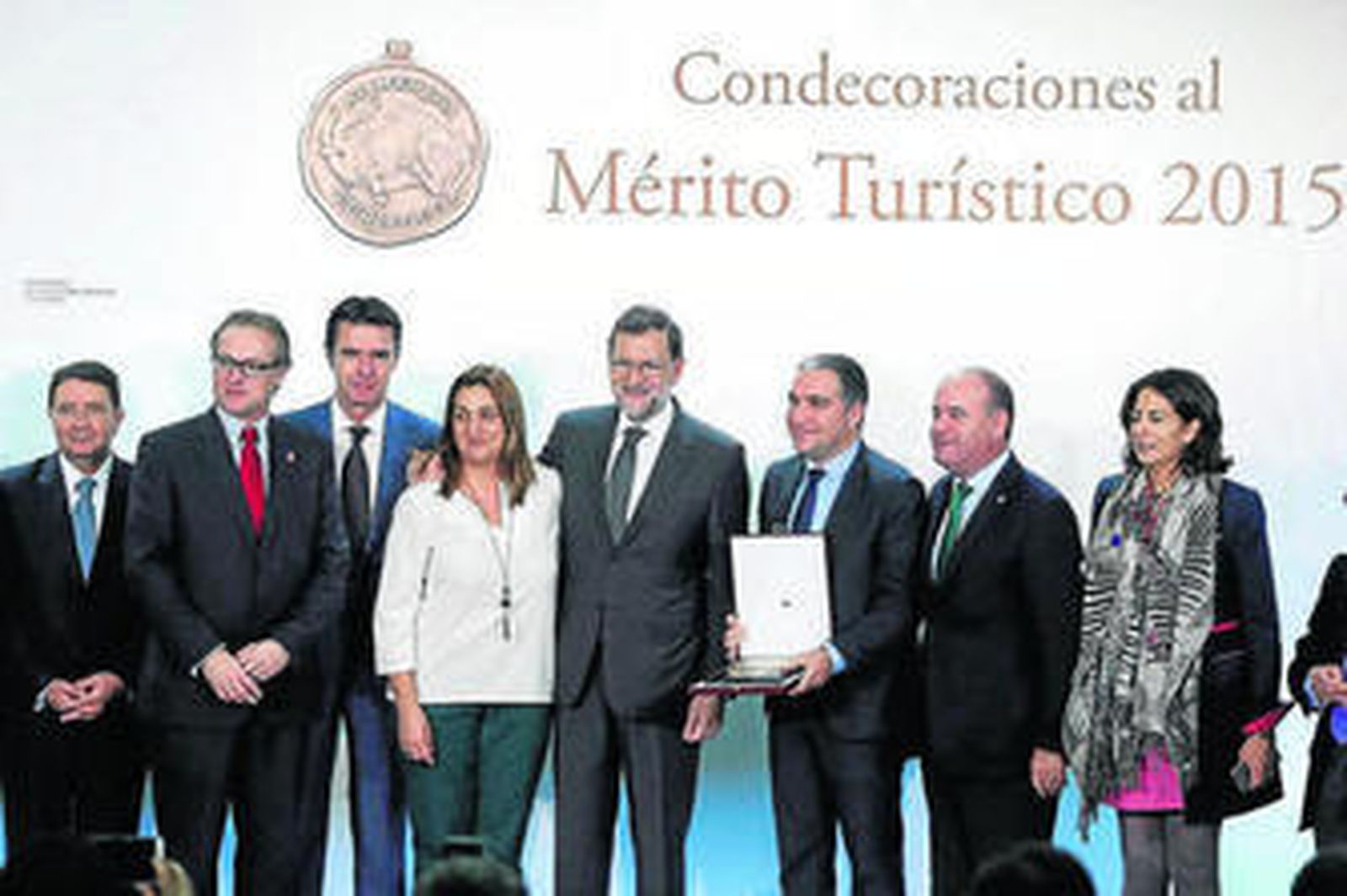 Rajoy y Soria ayer junto a Bendodo y alcaldes malagueños tras el reconocimiento al Caminito del Rey.