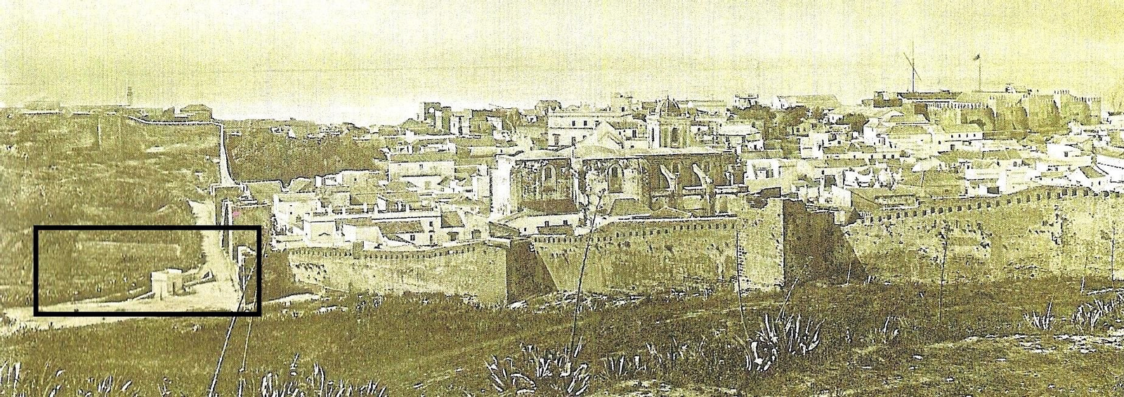 Vista de Tarifa en 1879 desde el camino de Algeciras. Se distingue la entrada del arroyo por la zona del Retiro.