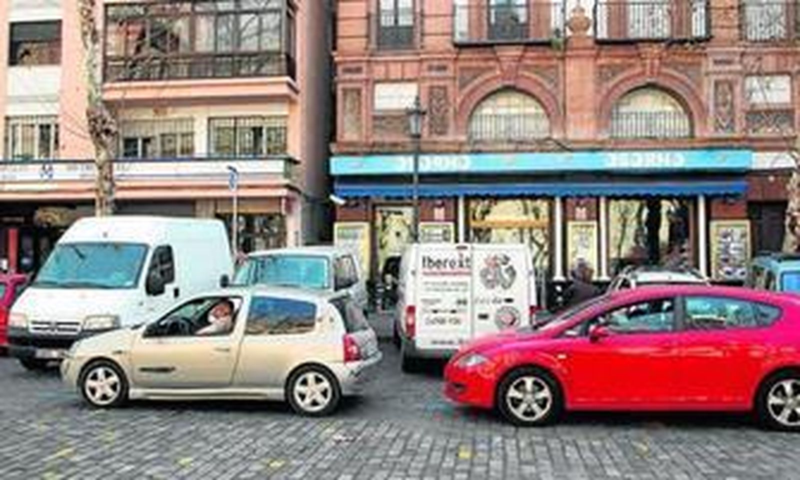 Coches en doble fila en la calle San Pablo, el viernes.