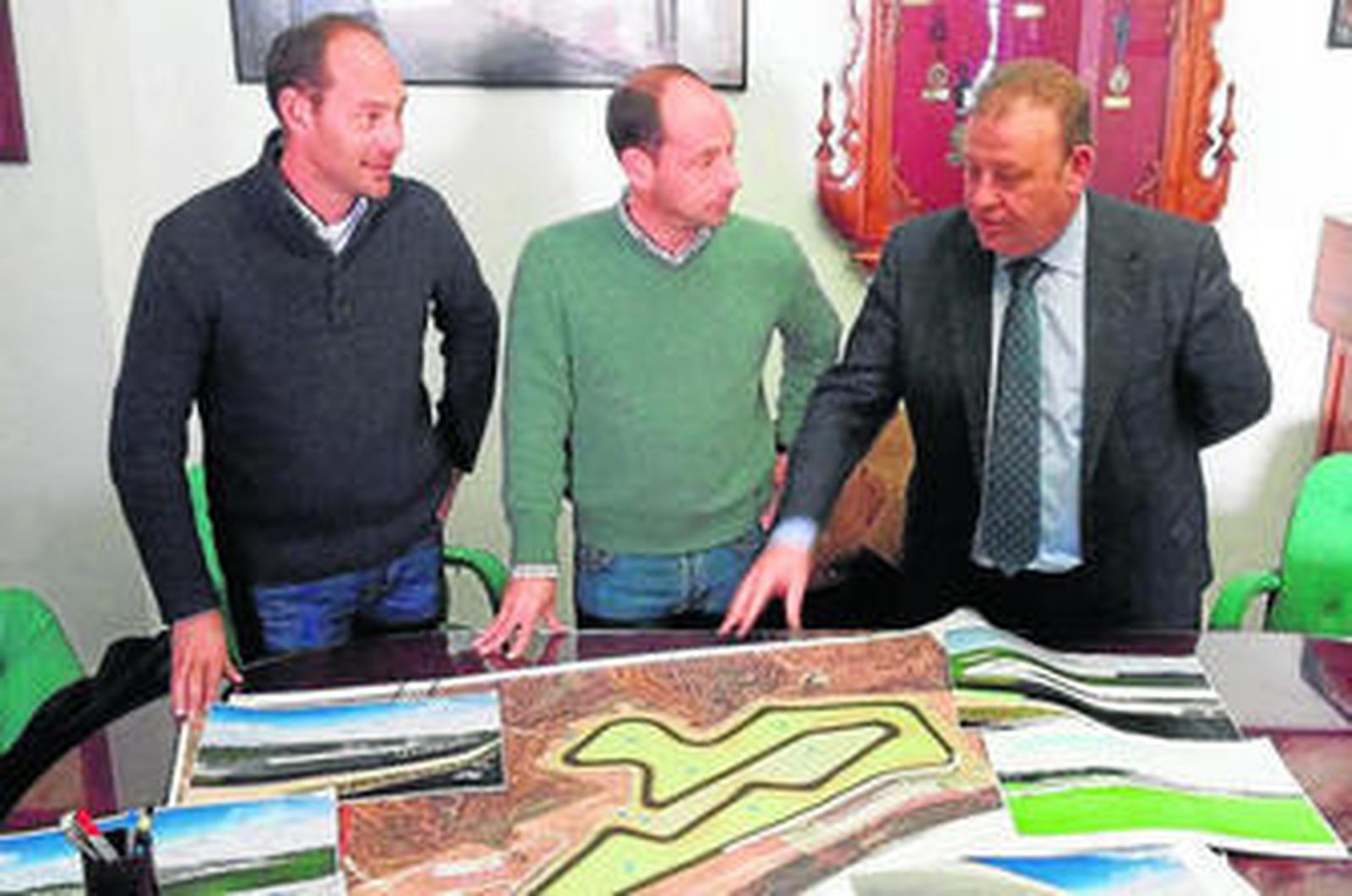 Los promotores presentan al alcalde los pormenores del proyecto automovilístico.