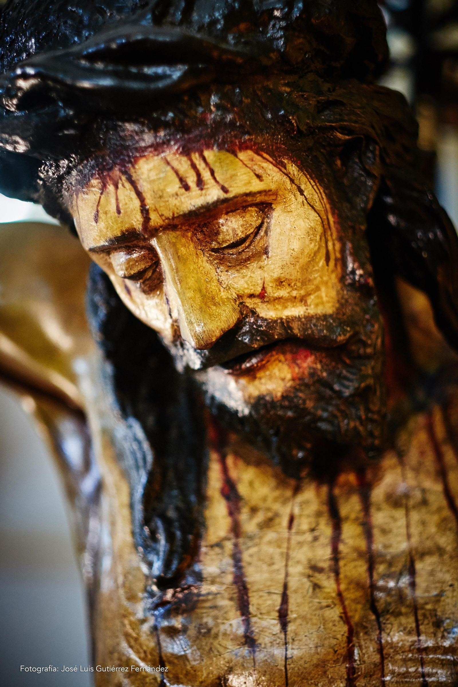 Primer plano del Cristo del Confalón. Un crucificado del siglo XVI.